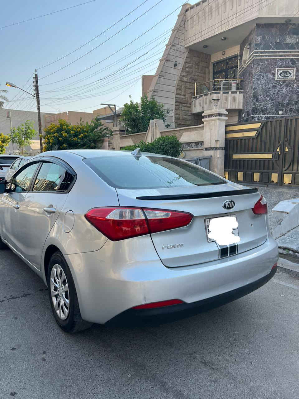 السلام عليكم
كيا فورتي kia forte  وارد امريكي للبيع ...
موديل 2016 / لون سلفر 
معدل المشي 79 الف ميل 
رقم بغداد مشروع وطني 
مواصفات السيارة ...
مكينة دوش 2000 / كير ATM 
من الداخل مدوشمة جلد بالكامل 
شاشة تدعم الكار بلي سعرها 100$
كامرة خلفية full hd 
تحكمات ستيرن 
نظام ABS ونظام مانع انزلاق ونظام ايكو ECO 
الكير والمحرك مكفول 

حادثها 
تبديل بوب 2 نفس اللون مال حاوية جهة عكس السايق 
معجون وصبغ يم قبغ البانزين تقريبا شبرين من جهة السايق 
بيها طخه بالصندوك ومعدله عالبارد 
حادثها الي بامريكا من يم البنيد بدون شواصي وراجع بارد ومكحل 
السيارة بدون دواخل ولغد وشاصي مكفولة

السعر 109$ وبيها مجال بسيط
فقط واتساب ***********
