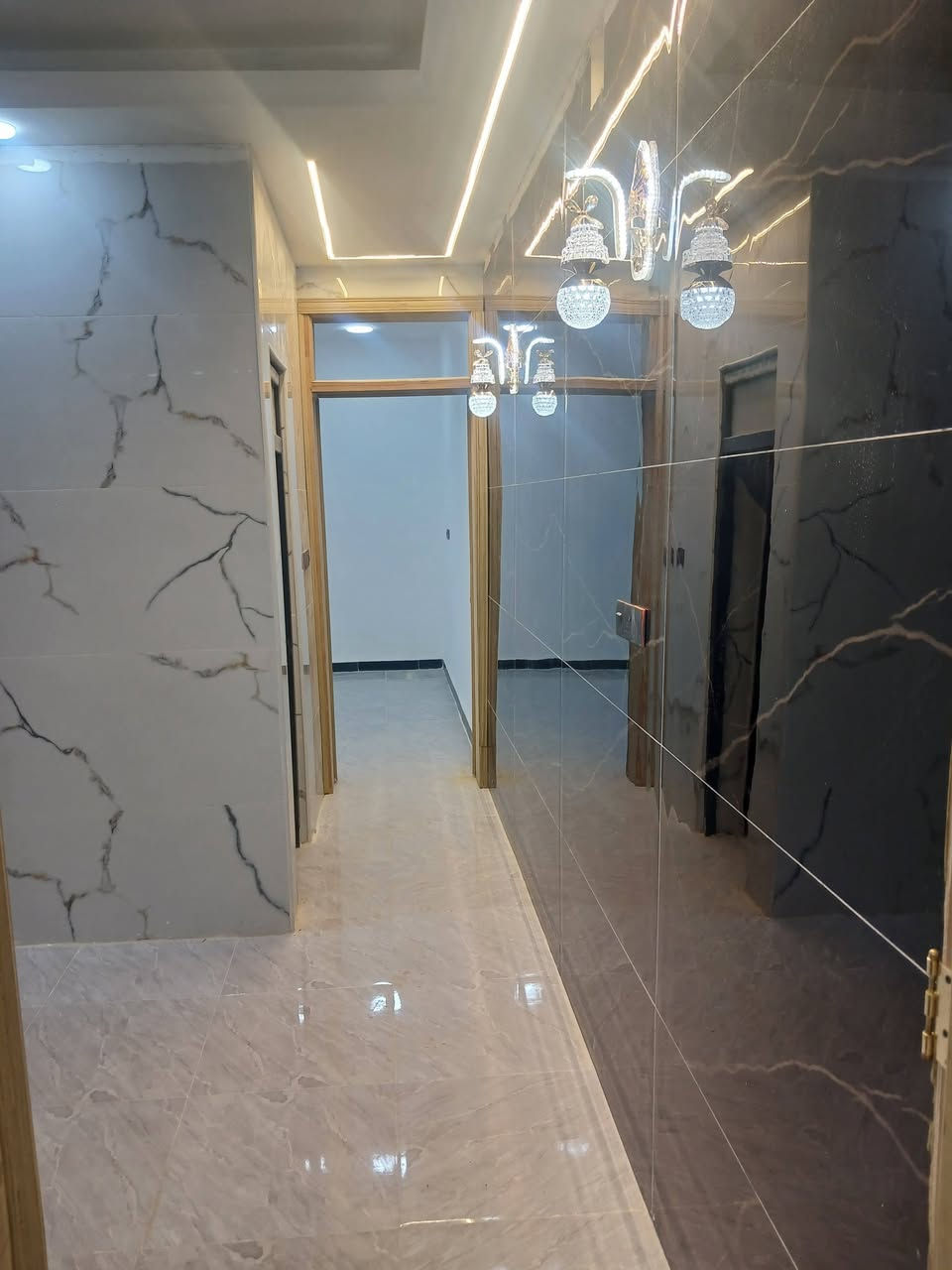 دار للبيـــــــــــــع....
طابــــــــو مــــــلك صـــــــرف..... 
ــــــــــــــــــــــــــ
شــــــــــارع  // 80 خلف التجـــــــــــاري.... 
طابقيــــــــن والبناء جــــــــديد وغير مسگون سـابقا... 
ـــــــــــــــــــــــــــــــــــ
ثــــــــلاث غرف نـــــــــــوم
 صالــــــه هـــــــول مطبـــــــــــخ 
صحيات خارجية وداخليه كــــــــــراج ومـــــــــــــناور.... 
ــــــــــــــــــــــــــــــــــــــــــــــــ
***********
***********
