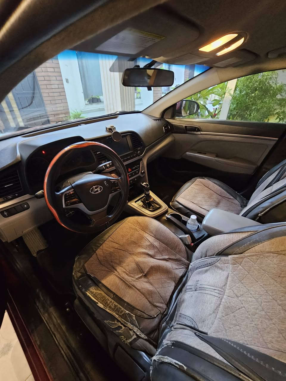 📣 للبيع: هيونداي إلنترا (Hyundai Elantra) - مواصفات مميزة ورقـم  بغداد مميز
• ​النوع: هيونداي إلنترا (Hyundai Elantra)
• ​اللون: أحمر ماروني مميز
• ​اللوحة: رقم بغداد - خصوصي (68167)
​✨ المـواصـفـات:
• ​المحرك والمنظومة: محرك، كير، وتبريد ثلج بحالة ممتازة وجاهزة للاستخدام فوراً.
• ​التحكم: تحكم ستيرن (مقود) متكامل (صوت + مثبت سرعة/كروز كنترول).
• ​الشاشة والترفيه: شاشة  داخلية تدعم أنظمة التشغيل الحديثة مع كاميرا خلفية للمساعدة على الركن.
• ​الداخلية: مقاعد مكسوة ومحمية بالكامل، الغرفة نظيفة جداً وبحالة ممتازة (تظهر في الصورة).
• ​نظام القيادة: تحكم بوضعيات القيادة (Drive Mode) لتوفير الوقود أو القيادة الرياضية.
• ​المظهر الخارجي: ويلل ألمنيوم (رنق) بلاد، 
• مع إضاءة LED أمامية مميزة (واضحة في الصورة ).
​🔍 تفاصيل حالة البدي (بكل أمانة وشفافية):
• ​المظهر العام: السيارة بحالة ممتازة وجاهزة ومظهرها الخارجي نظيف جداً (كما هو واضح في الصور).
• رقم شاصي: ​5NPD84LF2HH200068
•  ​ملاحظات :
◦ ​وجود أثر "تأثر بالمسح أو ضربة شمس" خفيف في صبغ السقف من الخلف (واضح تماماً في الصورة ).
◦ ​وجود بعض الخدوش السطحية الطفيفة وتكحيل بلون السيارة على المصد (الدعامية) الخلفي والجانب (كما يظهر في الصور).
​💰 السعر:
• ​السعر المطلوب: 110 ورقة (11,000$ دولار أمريكي).
• ​المفاوضة: السعر قابل للتفاوض البسيط للشاري الجاد بعد المعاينة والرجوع للسيارة.
​📞 للتواصل والاستفسار:
​السيارة مرقمه وجاهزة للتحويل السريع والمباشر، للمزيد من التفاصيل أو لتنسيق موعد الفحص، يرجى الاتصال على:
*********** (أو التواصل مباشرة عبر الواتساب)
