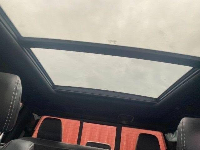 السلام عليكم رام بك هورن فول مواصفات موديل ٢٣ ماشيه ٥٣ الف كيلو 
ضربتها فقط درحجات بدون دواخل 
بصمة 
بانوراما 
شاشة تسلا كبيرة 
فور ويل 
بدي صغير وباب كبير 
توقف ذاتي 
كشنات جلد 
خزنة عدد ٢ 
اطارات جبلية عالية 
محرك وكير جديد 
تبريد قطعتين 
فتحة خلفية كهربائية 
محرك ٥٧٠٠ اي تورك الاقتصادي 
وهواي بيها بعد مواصفات 
السعر ٣٧٠ ثلاث شدات وسبعين مع المجال 
*********** النجف, العراق
