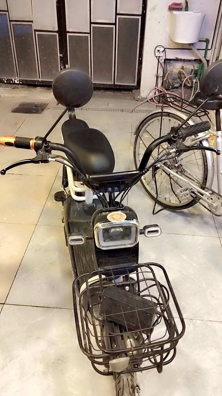 السلام عليكم دراجة شحن أخو الجديد بيضة نظيفة سويج بصمة عدد 2 شاحنتها موجودة بلادية دراجة نظيفة 300 وبيها مجال قليل ***********
