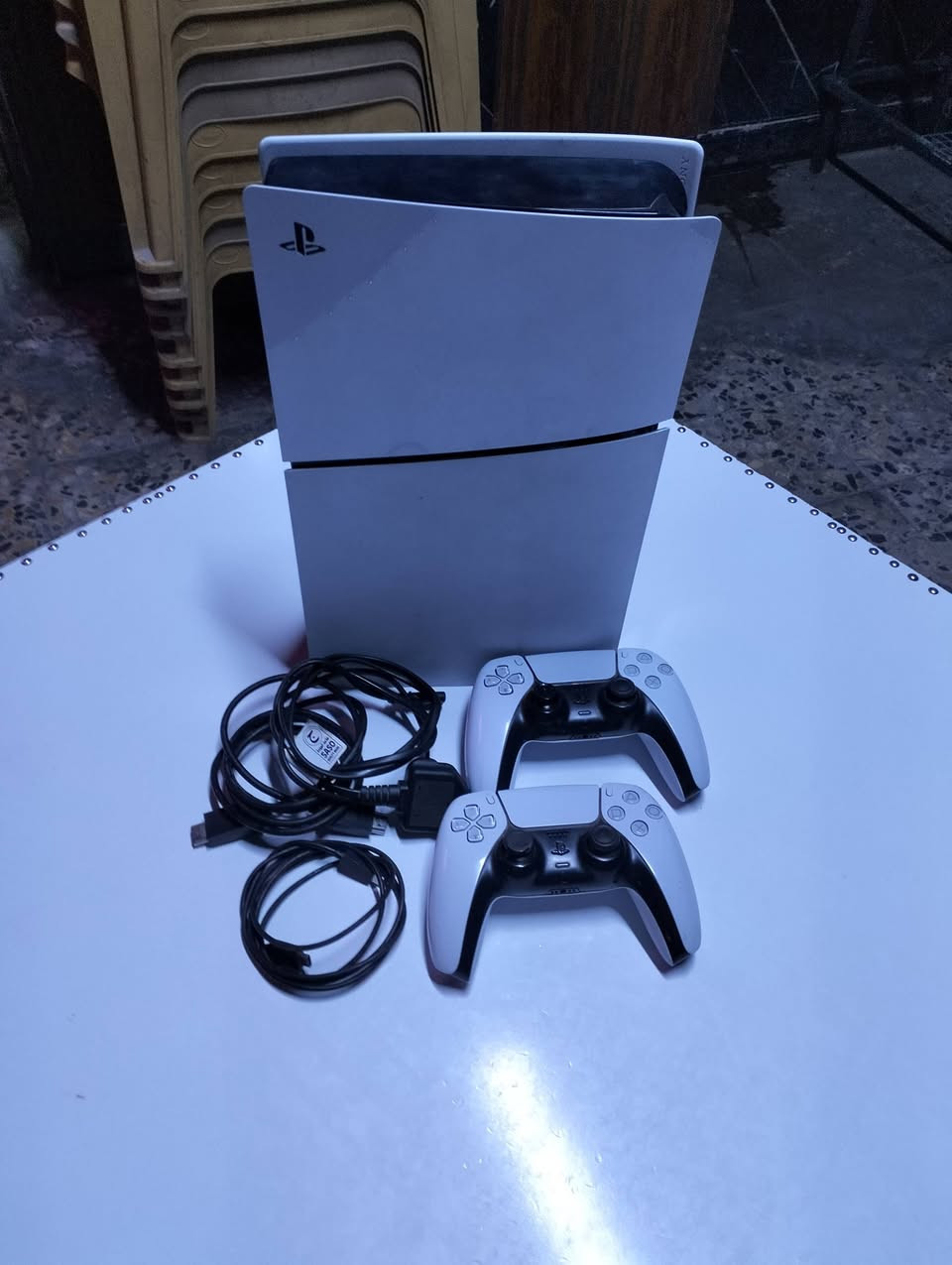 بلي فايف اسلم ما مستعمال هواي شي قليل الذاكرة واحد تيرا وية جوستك عدد 2 اصليات مو تجاريات كامل ملحقات بس من عدة الكنتورة مالتة السعر 600 الف وبي مجال شي بسيط  التواصل واتساب *********** العنوان بغداد مدينة الصدر
