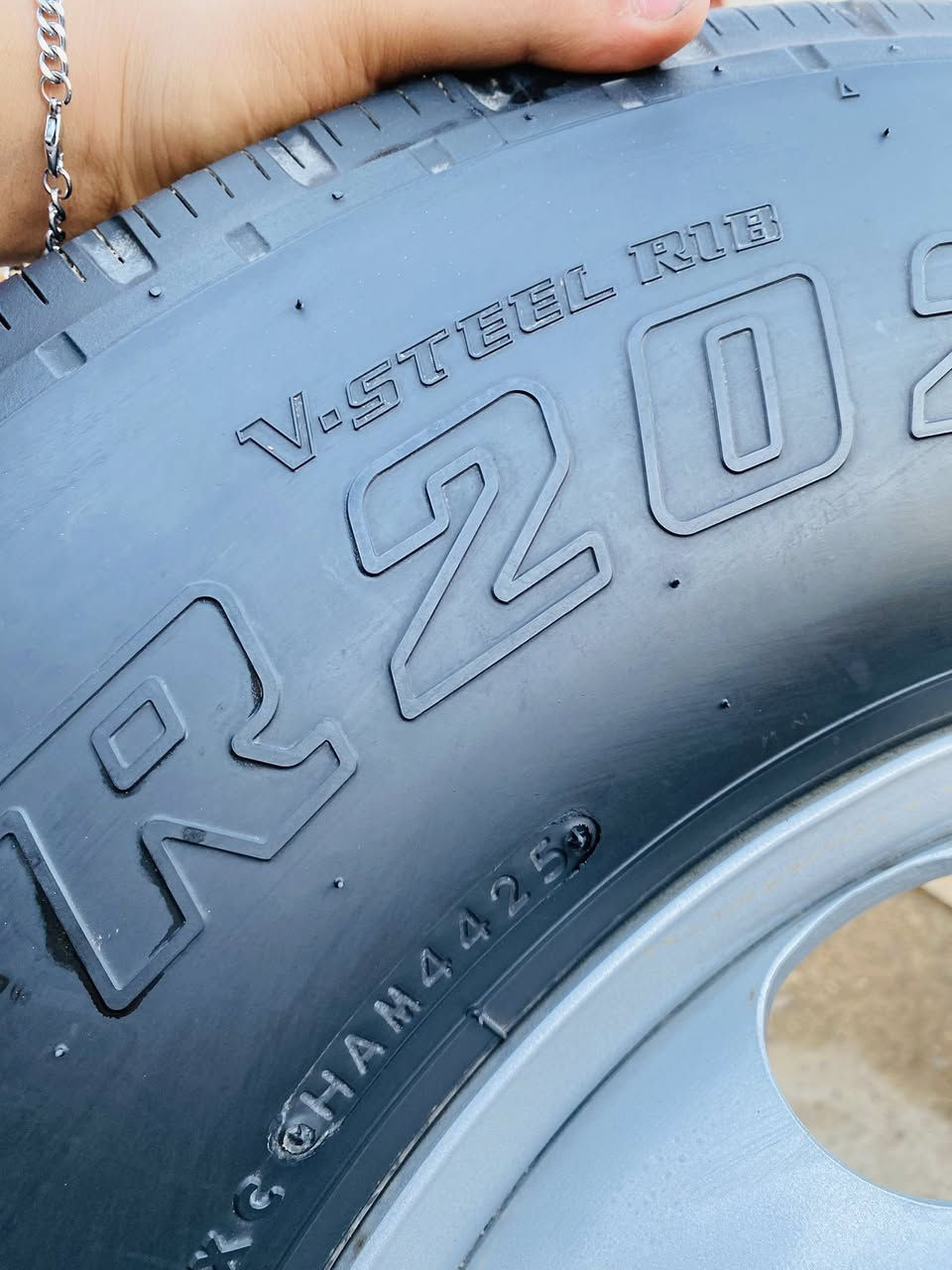 السلام عليكم للبيع حجم 225/85/16 برجستون ياباني مديل 25 سعر الزوج 275$دولار   ***********
