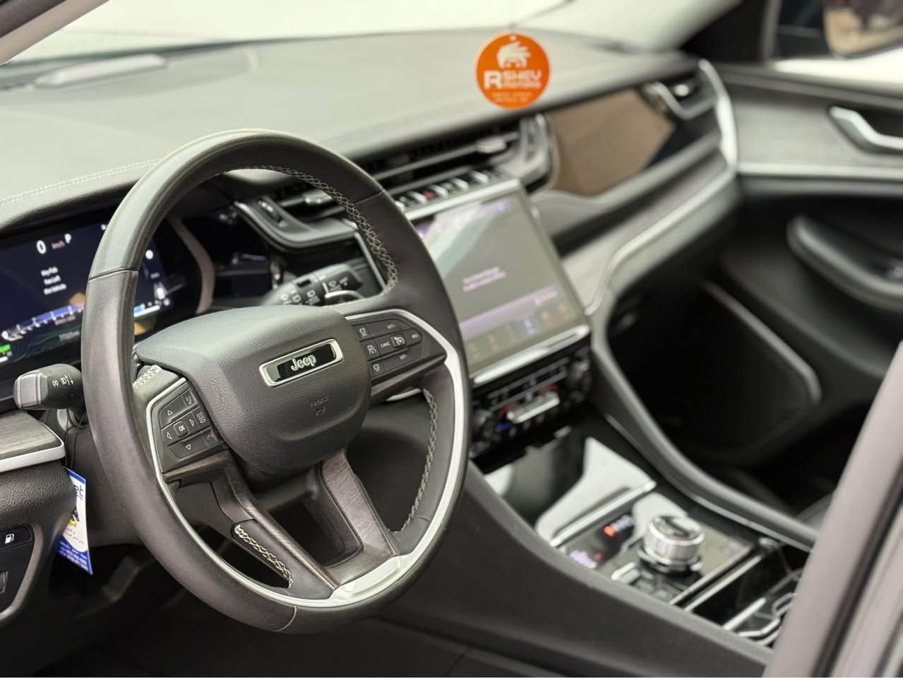 احلي و افخم سيارة هايبرد و كلين تايتل😍🔥
Jeep Grand Cherokee 2023
جيب گراند شيروكي ٢٠٢٣

مواصفات  Limited 4xe
(مقاعد جلد+تدفئة+خزن-سقف بانوراما-٣ شاشة-٥ وضعيات قيادة-هجين شاحن-تدفئة المقود-رادار)

مكينة ٤سلندر+توربو مع هجين شاحن و هايبرد حجم ٢.٠لتر 
ماشية 77,000 ميل و بحالة جداً ممتازة 

كلين تايتل مكفولة كفالة عامة السيارة كلش حلوة و نظيفة
رقم كاتي دهوك تترقم شمالي السيارة
مكفولة من كير و محرك و كهربائيات

و ب سعر(350$) ورقة و بيها مجال

مكان السيارة

دهوك -معرض ارشف R-Shev
رقم51 من معارض التيرمينال 

***********
*********** دهوك, العراق
