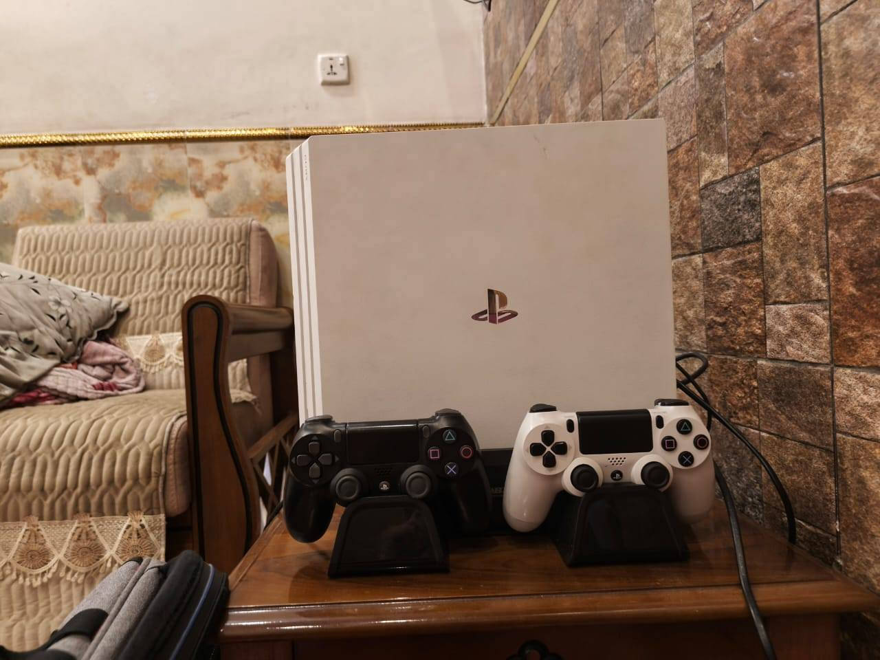 بلي فور برو قابل للتهكير نضيف استعمال قليل مع كوستك ٢ وأربع أقراص كامل ملحقات  مع قاعدة شحن رقم *********** اتصال واتساب سعر ٤٠٠الف
