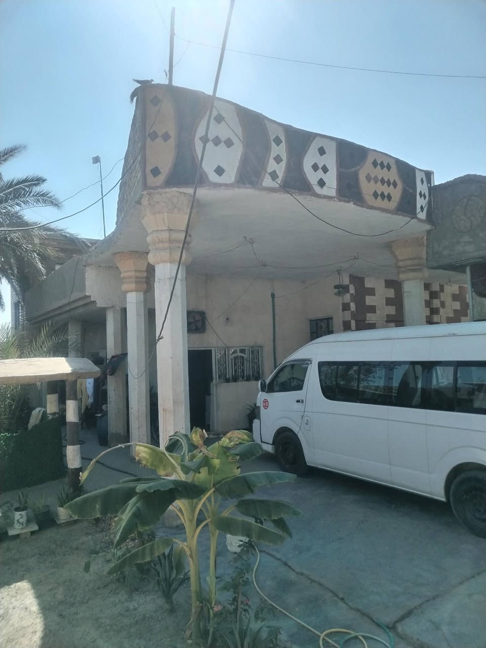السلام عليكم ورحمة الله وبركاته...
يوجد بيت للبيع في هور رجب
سند 25 طابو زراعي يعني التحويل بكل سهوله گبل ينقل بأسمك
وكذلك يوجد خدمات ماء +تبليط +كهرباء 
المساحه 625 متر مربع
يحتوي على منزل كبير يوجد ثلاث غرف نوم +استقبال +مطبخ +صاله +الصحيات وانتم بكرامه
وكذلك يوجد مشتمل طابقين يحتوي على غرفة نوم +استقبال +مطبخ +صحيات وانتم بكرامه
وكذلك يحتوي على غرفه خارجيه سويت
وكذلك يوجد محل في واجهة البيت
وكذلك يحتوي على كراج كبير يتسع لثلاث سيارات
وكذلك يحتوي على حديقه كبيره او ترهم قطعه
البيت حركه استثماريه وكذلك يرهم للسكن
السعر 300 مليون وبي مجال للطيبين 
للأستفسار رقم الهاتف *********** يحتوي على واتساب
غير متواجد على الفيس بوك
