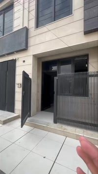 شقة طابق أرضي معزول   مساحة ١٠٠ متر تحتوي  .صالة .مطبخ مجهز بل كامل .غ...