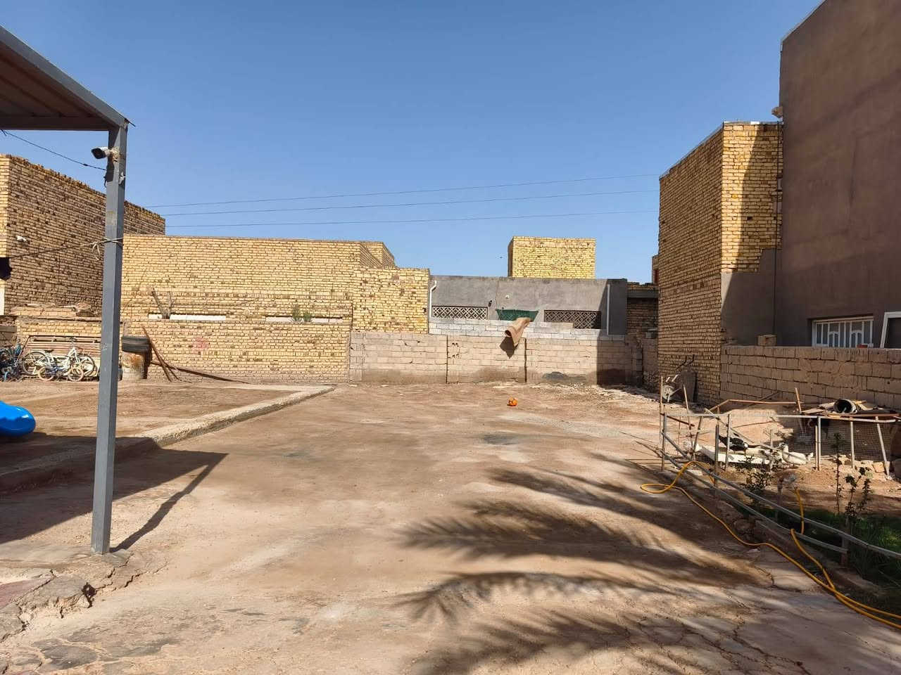 سلام عليكم  بيت مساحه ٦٠٠ تلث اغرف  وصاله وبراني ومطبخ واستقبال وغرفه وصاله طابق ثاني والبيت عكاده وداخل المساحه رباط وعرصه  ومحل باب البيت ماء مجاري تبليط  خدمات كامله مكان حي الامين الاوله   قرب مدرست الاتفوق سادس بيت باول شارع باقي تفاصيل عل خابر ***********
