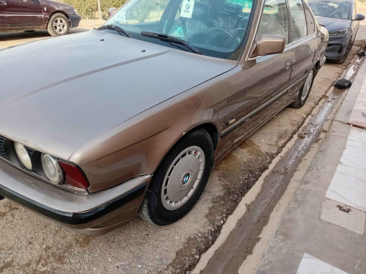 السلام عليكم بي ام حجم 525 موديل 91 رقم ديالي انكليزي تحويل مباشر اصل تبريد بدون فتحه محرك مفتوح كير اوتماتك مكفولات سنتر لوك صدر جديد تخم تاير دواخل جديده اسود جلد  سياره جديده بالعافيه على ياخذها سعرها 58 وبيها مجال اللشراي ***********
