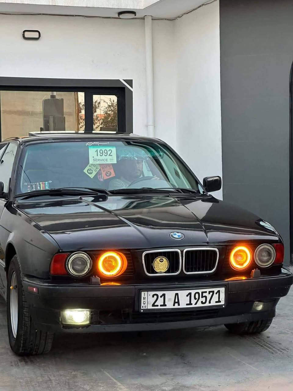 السلام عليكم اخوتي 
 BMW  1991 رقم سليمانيه 
 6مسكر اصل بليته وسنويه 
كير عادي 
لا تنقيص ولا تبخير 
تخم تاير وياله لا عواج ولا فطر 
تبريد تدفئه 
سنويه سقطت بشهر الرابع 
السعر 43وبيها مجال 
العنوان ديالى بعقوبه شارع المحافظه او البلده 
***********
