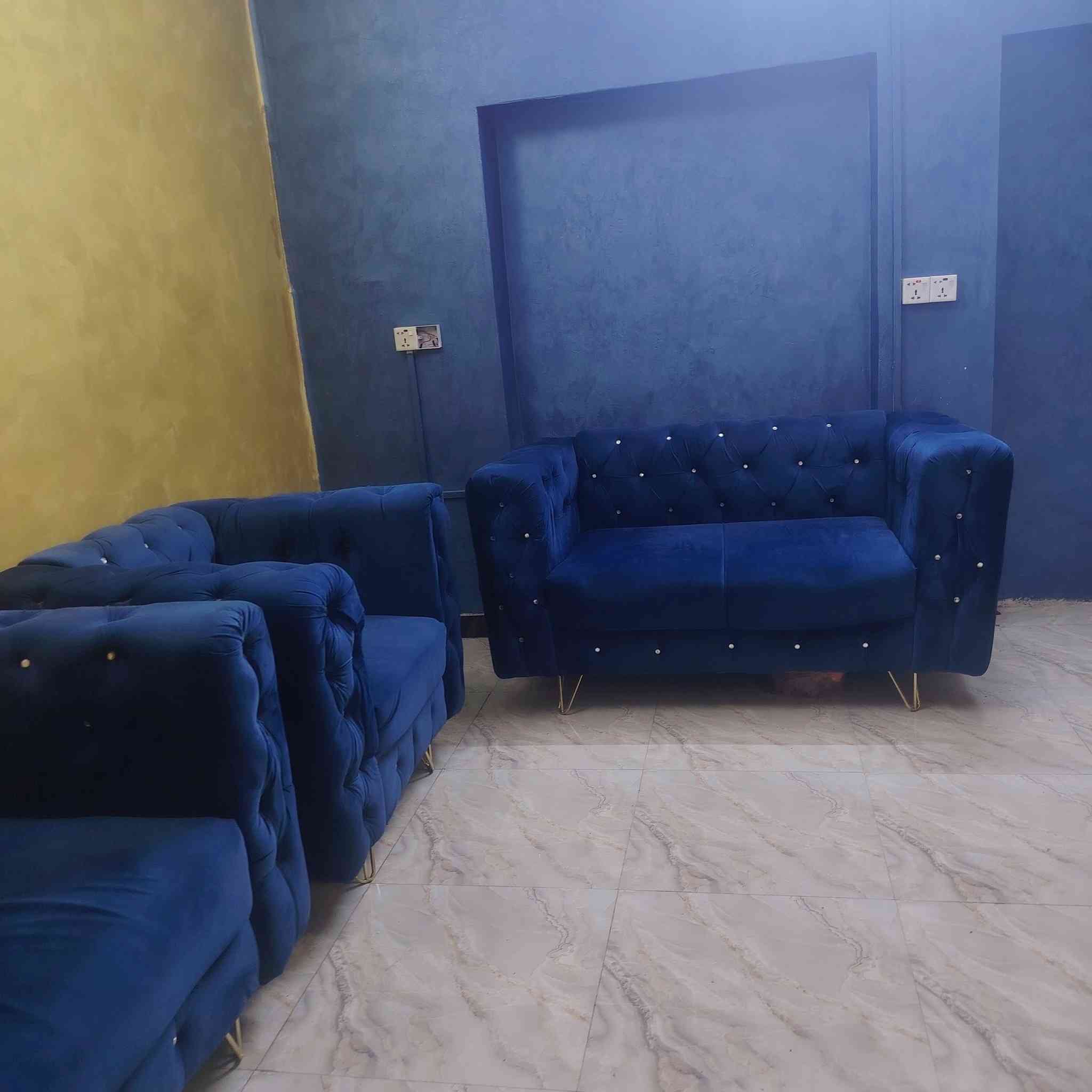 السلام عليكم تخم للبيع 10 مقاعد تزكام تخم ثقيل و جديد سعره مع سيت طبلات  500 الف للاستفسار ***********
