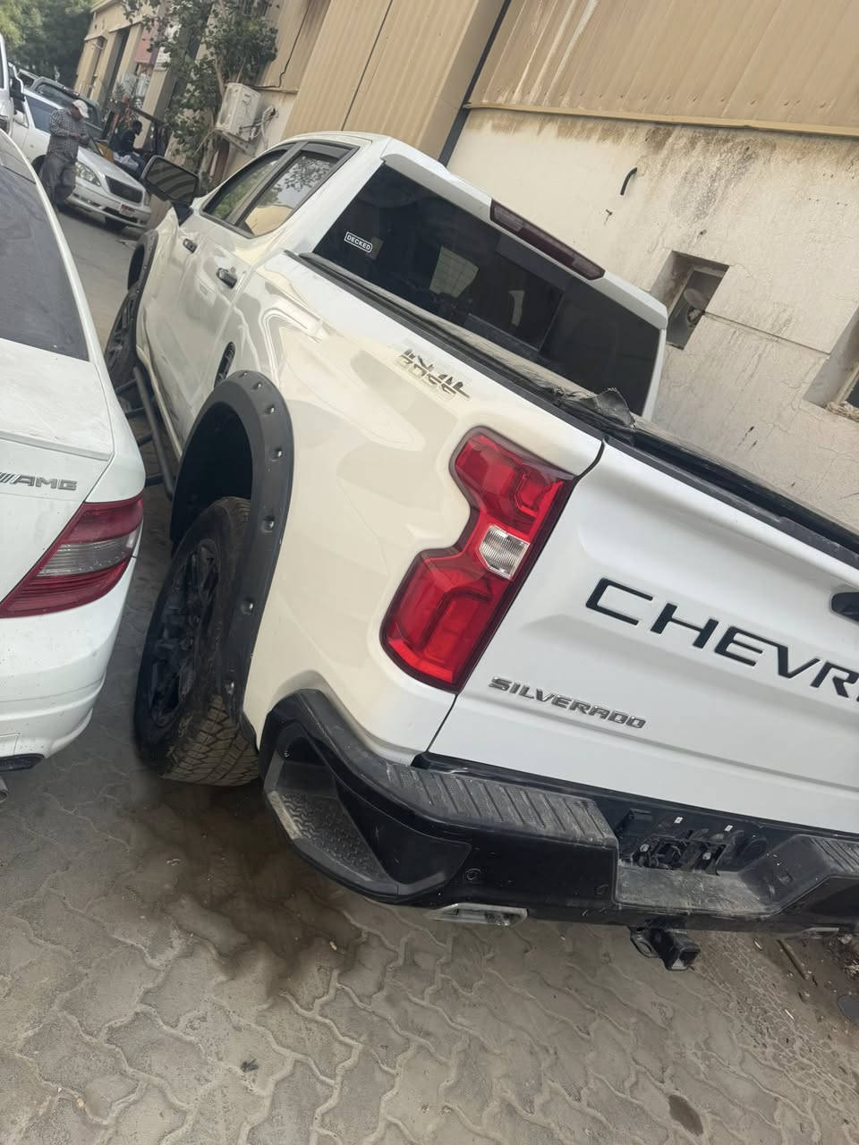 السلام عليكم
سلفرادو موديل 2024
فىه Z71
فول مواصفات عدا الفتحه
ماشيه 11 الف ميل
حاليا بالشحن 5 ايام اطب بغداد 
الحادث جاملوغ وبنيد
السعر مرقم وكامل 298 تخلص بدون رقم 278
***********
