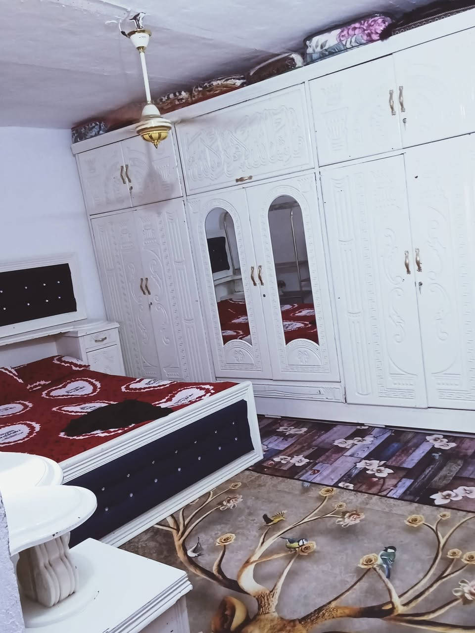 بيت للبيع حواسم حي العمال متكون من صاله 2 غرف نوم مطبخ صحيات استقبال طارمة كبيرة
***********
