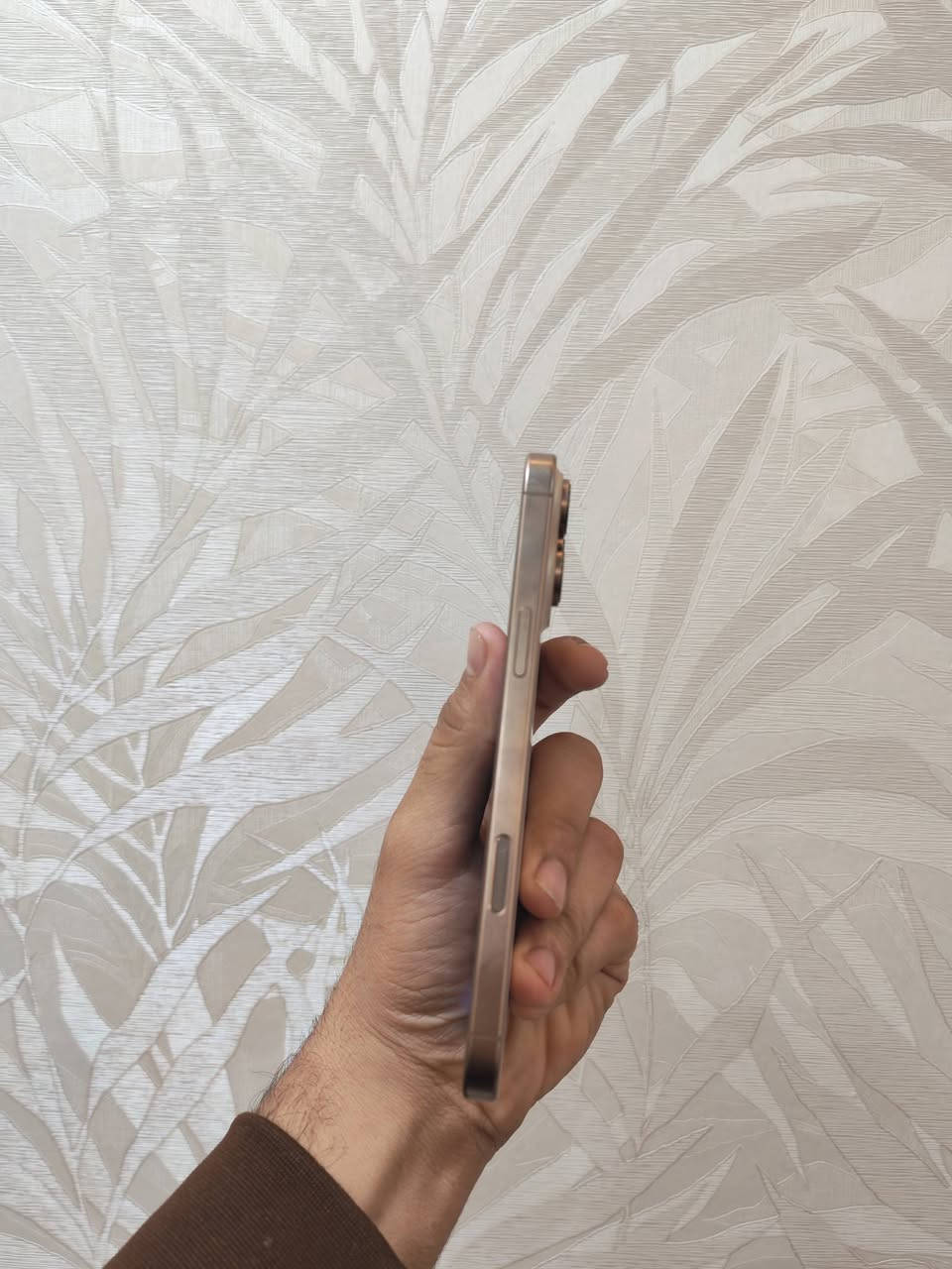 سلام عليكم
16pro max 
بطاريه  95 
نضافه 100/100 شخط مابي 
نسخه J/A 
كامل ملحقات
مكفول  من كلشي 
مكاني المشتل 
للتواصل :***********
