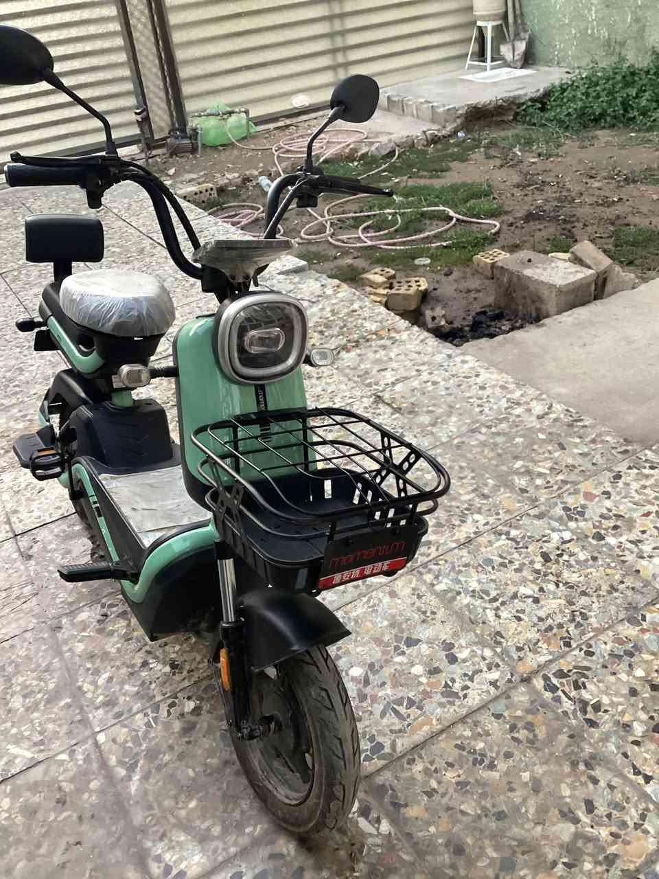 دراجة شحن للبيع حجم 16 مواصفاتها كلوب عالي ناصي وهورن وبريك امامي خلفي وأشاير يمين يسار وستاند خلفي وجانبي وبايدر ومثبت سرعة و3گير وشاشة واضحه تضهر عليها العطلات والسرعة ونظام حماية ويأتي معها جهاز تتبع GPS ويأتي معها الشاحنة وتكون سرعتها 25 -30 حقيقي وليست كذبي والدراجة نظيفة وبطارياتها كلش نظيفة وجديدة الموقع بغداد الدورة الميكانيك شارع الفورتات للتواصل السعر 500 الف للتواصل ***********
