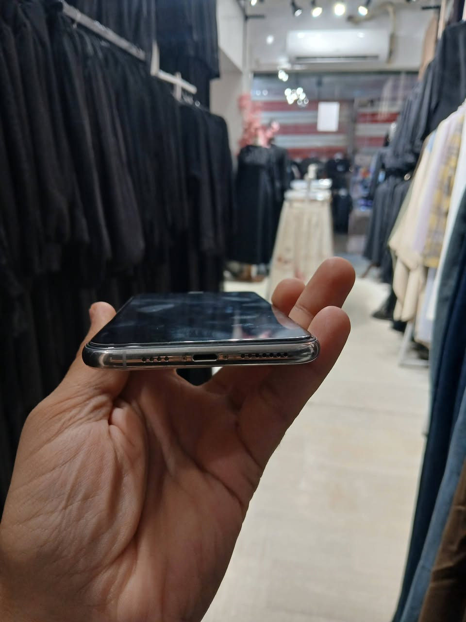 سلام عليكم ايفون 11 بروماكس جهاز وتر ممفتوح ولا داخل تصليح جهاز نضيف وستعمال قليل
ذاكره: 256
بطاريه: 86
سعره: 400 قفل 
عنوان: مدينه الصدر (ق57)
هاتف:***********
