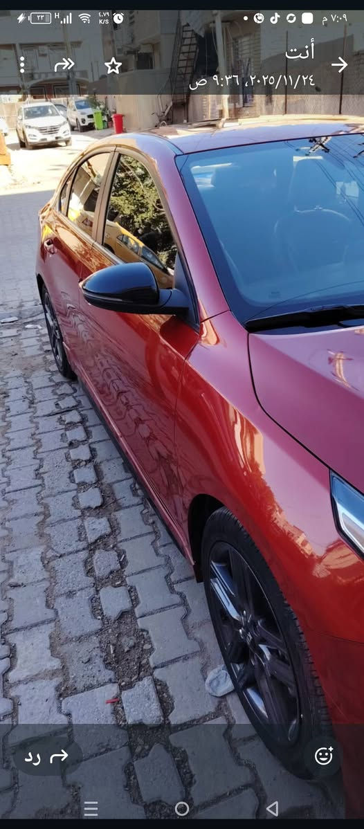 السلام عليكم كيا فورتي جي تي لاين فول مواصفات 2021
الرقم للتواصل: ***********

تأتي فئة GT-Line بمحرك الفئات القياسية وليس محرك التوربو القوي (الذي يتوفر في فئة GT فقط)، ومواصفاته كالتالي:
المحرك: 4 أسطوانات (I4) سعة 2.0 لتر.
القوة الحصانية: 147 حصان.
عزم الدوران: 179 نيوتن متر.
ناقل الحركة: أوتوماتيكي بنظام IVT (وهو تطوير لـ CVT من كيا ليعطي شعوراً بتبديلات التروس الحقيقية).
نظام الدفع: دفع أمامي (FWD).
استهلاك الوقود: موفرة جداً، بمعدل تقريبي 33 ميل/غالون (حوالي 14 كم/لتر) كمعدل مختلط.
2. التصميم الخارجي (اللمسة الرياضية)
تتميز GT-Line بلمسات تجعلها تبدو كسيارة سباق:
الشبك الأمامي: تصميم رياضي مع لمسات باللون الأسود اللامع (Gloss Black).
الإطارات: جنوط ألمنيوم مقاس 17 بوصة بلون جرافيتي داكن.
الإضاءة: أضواء نهارية (DRL) خلفية بنظام LED، وكشافات ضباب أمامية.
الجناح الخلفي: سبويلر خلفي مدمج باللون الأسود اللامع.
المرايا: مرايا جانبية سوداء مدفأة وبها إشارات انعطاف LED.
3. المقصورة والتقنيات الداخلية
المقاعد: مزيج من الجلد والقماش (SynTex) مع خياطة رياضية باللون الأحمر أو الرمادي.
المقود: رياضي بأسفل مسطح (D-cut) ومغلف بالجلد.
الشاشة: شاشة لمس قياس 8 بوصة تدعم Apple CarPlay و Android Auto.
النظام الصوتي: تتوفر في بعض النسخ بنظام Harman Kardon الفاخر (اختياري).
ميزات إضافية: تشغيل بصمة (Push Button Start)، دخول ذكي، مكيف هواء أوتوماتيكي ثنائي المناطق (في حزم معينة).
4. أنظمة الأمان (Kia Drive Wise)
بما أنها وارد أمريكي، فهي تأتي قياسياً بمواصفات أمان عالية:
نظام التحذير من الاصطدام الأمامي (FCA).
نظام المساعدة على البقاء في المسار (LKA).
تنبيه تشتت الانتباه للسائق (DAW).
نظام كشف النقاط العمياء (BCW) وتنبيه حركة المرور الخلفية (في أغلب نسخ GT-Line).
