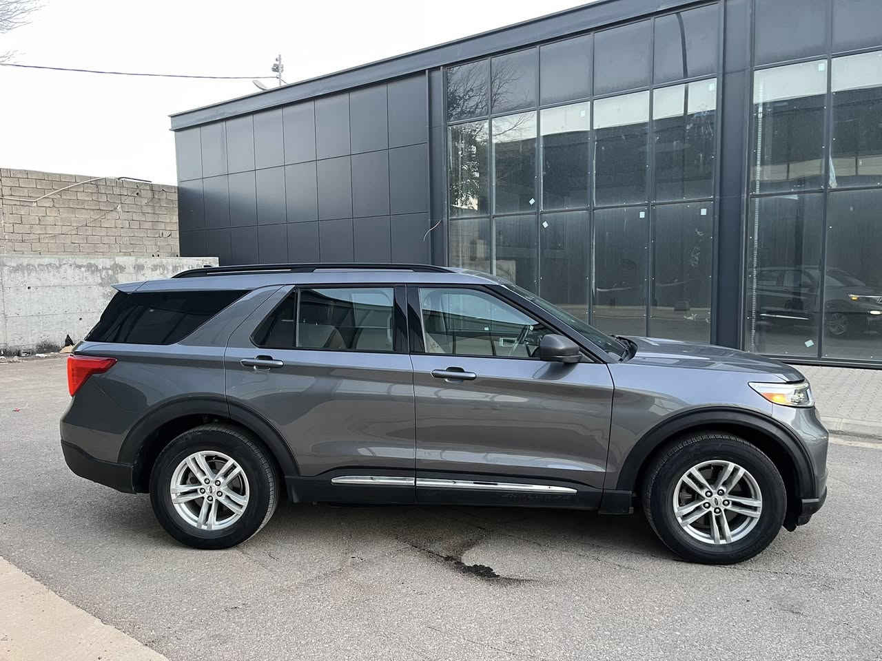 فورد اكسبلورر ٢٠٢٢ XLT 4WD
ماشي ٤٤ الف ميل 
حادث خفيف 
جاملخ سكن صبغ 
و باب جهة سائق بدل بلادي 
بدون داخل و بدون ارباك 

مواصفات 
رادار كاميرا حساس 
بصمة شغال 
كشن بدل جلد 
كشن كهربائي 
كشن تدفئة 
كشن ملكي 👑

رقم جاهز 
كير محرك كل بشرط 
سعر ٢٣٥$ ورقة و مجال 
مكان سليمانية 
***********📞
