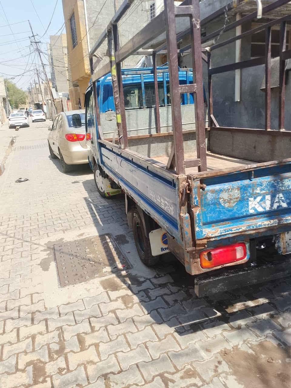 السلام عليكم كيا حمل للبيع موديل 2001
رقم بغداد تحويل ثاني يوم 
بيها سنوية ساقطة سنتين علينا 
رقم شاصي شعار 
كير مكينه اكسل شاصي مكفول
 تخم تاير جديد باتري جديد
كهربائيات كلها شغالة 
سيارة جاهزة 
السعر :٧٢ بيها مجال حگ جيتك 
مكان السيارة 
بغداد /بغداد الحديدة
للاستفسار الاتصال/***********
