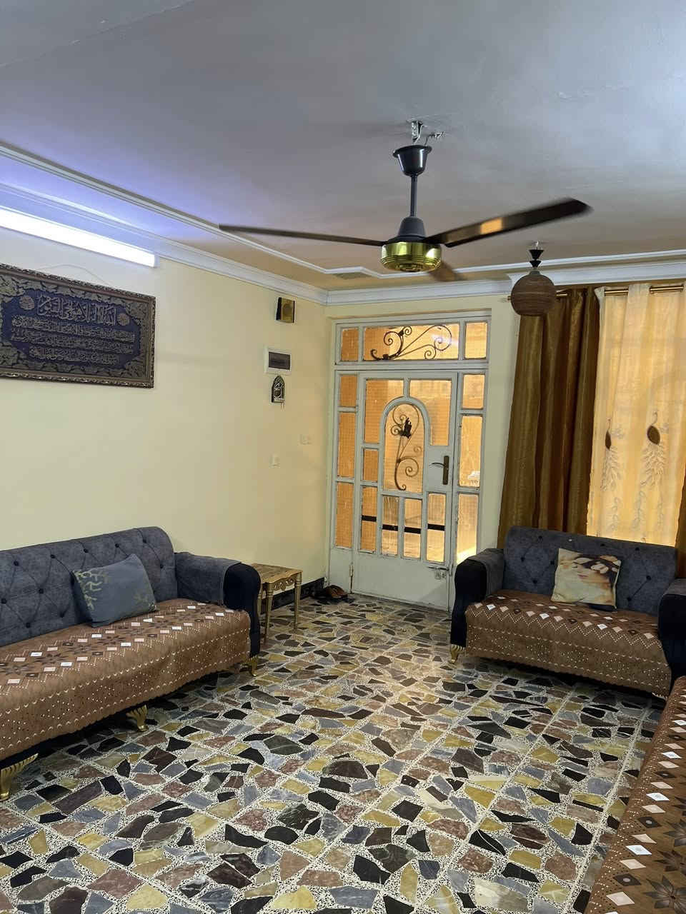 السل عليكم بيت لبيع المساحه 153 متر الواجهه 6 وربع النزل 25 متر يحتوي البيت على 5 غرف نوم وصحيات 2 ومطبخ 2  
موقع البيت بغداد الجديده قرب جامع عرفات 
الاستفسار ***********
