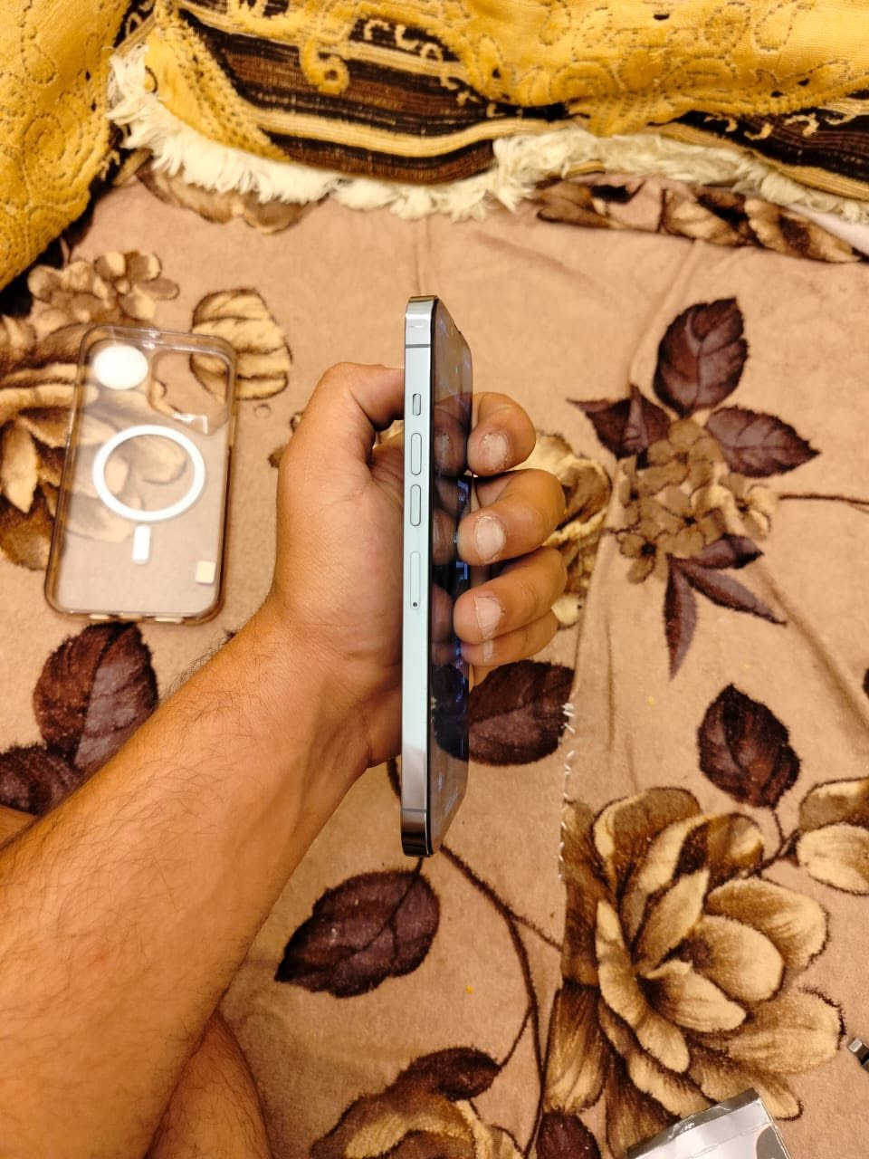 السلام عليكم ١٣ برو ماكس لون بحري بطاريه ٨٢ ذاكره ٢٥٦الجهاز  مبدل شاشه ٣ خيارات الباقي كله نورمال تك سيم السعر ٤٨٥ بي مجال بسيط للتواصل خاص او اتصال ***********
