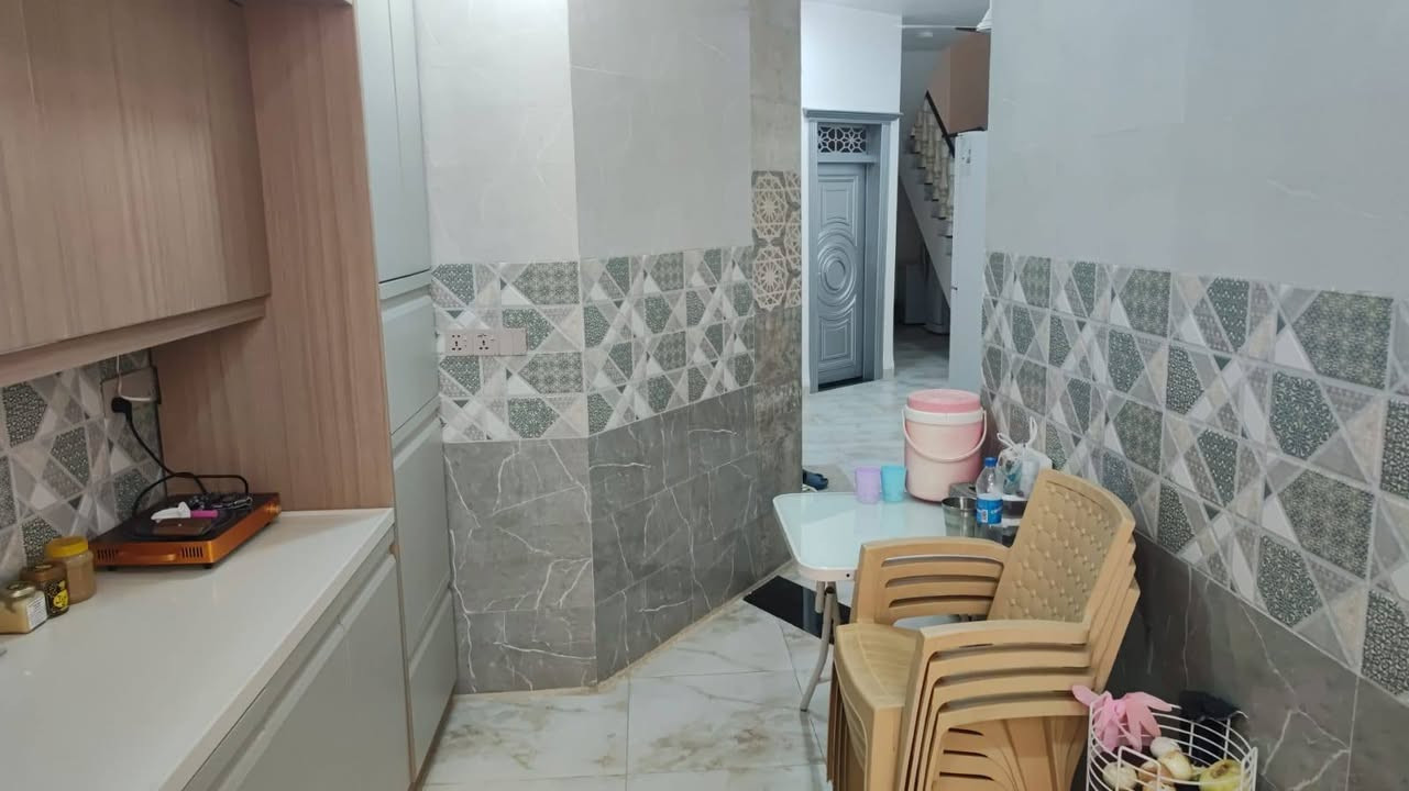 السلام عليكم ورحمة الله وبركاته
بيت للبيع مساحة ١٢٥ متر , واجهة ٦ وربع ونزال ٢٠ م

موقعه تجاري تبليط بالباب عرصات حيدر حجي هندي حولي الخصيمة شارع ابو لمى مجاور جامع اسماء الله الحسنى

معاملة تطويب البيت كاملة ومرقم

البيت يتكون من طابقين الطابق الاول (كونكريت مسلح صب مركزي )صحيات خارجية مطبخ و براني وصالة وغرفة نوم ومنور

(الطابق الارضي)

الكراج 4.8 * 3.25 مع حديقة داخليه صغيرة

وحديقة خارجية كبيرة

ابعاد المطبخ 2.5 * 4.25

ابعاد الغرفة 5 *3.5

ابعاد الصالة

ابعاد البراني 3 * 5

(الطابق الثاني) (عكادة درجة اولى شيلمان بلجيكي)

غرفة نوم على طول الواجهة مع بالكونة مطلّة على الشارع

صالة + مجمع صحيات

ابعاد الغرفة 6*6

ابعاد الصالة 5* 3.6

علما البناء حديث ٢٠٢٥ درجة اولى

من بناء ولبخ تكنيد مساطر ومواد الكهربائيات كله درجة اولى مع نظام حماية للكهربائيات عالي الجودة 

ويباع البيت مع كاونتر تسكام دبل ملحق HDF  وكوارتز جدا راقي قبل شهرين تم نصبه من قبل شركة اوسكار للمطابخ والديكورات

مع منظومة كاميرات جاهزة 4 كاميرات

مع سبلت 2 طن في غرفة الطابق الثاني

الحمامات مجهزة بالكامل من كل من الاكسسوارات والمقاعد الغربية والشرقية

بيبان الغرف تسكام صاج عراقي تصميم ولون ايطالي درجة اولى
لاستفسار الاتصال على 
***********
***********
***********
او زياره مكتب ابو احمد الجبور للوساطه العقاريه في عرصات حيدر بن حجي هندي على شارع العام
