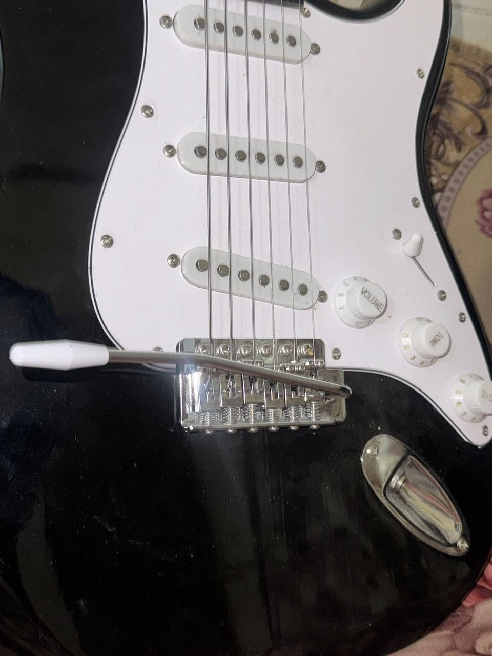 للبيع🔴 الكترك كيتار من شركةFender اصلي غير مستعمل ملحقات(حقيبة،ريش،واير،امبليفاير صغير او كبير حسب الطلب)السعر 200الف دينار عراقي توصيل لجميع المحافظات العراقيه للاستفسار(***********)
