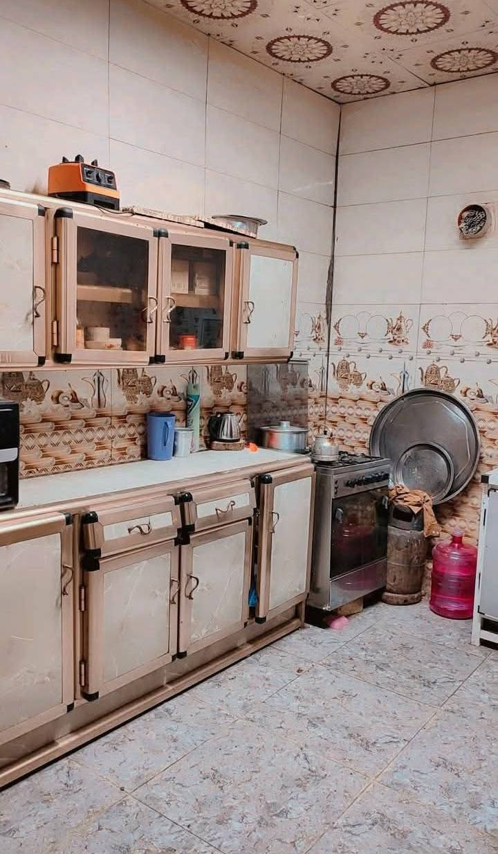 بيت مساحة ٢٢٥ خلف العمارات الزيتوان قرب الوكفه مرقم ومشمول بالتطويب 
النموذجية قريب على مجمع عزيز شريف يبعد عن التبليط
٧٠ متر ويبعد عن عرصات الطابوا ۳۰۰ متر ماء وكهرباء
ومولده ومجاري يتكون من غرفتين وصاله ومطبخ ومجمع
صحيات وحديقه وكراج متكاملة من كلشي
للتواصل ***********
