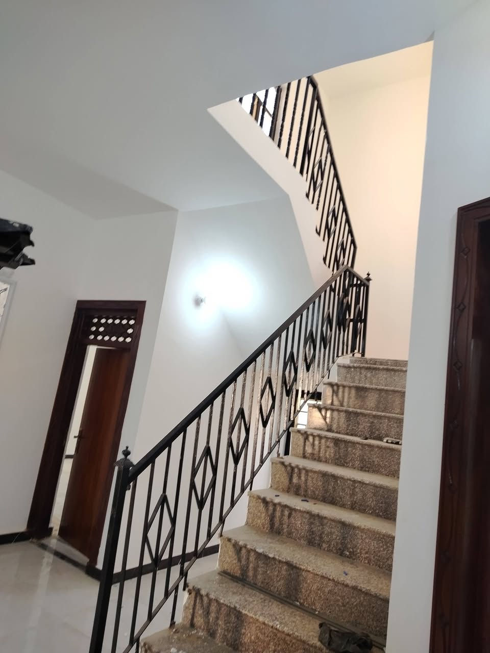 السلام عليكم بيت للبيع مساحه 300 م قرب السايدين مال الجمعيه بناء جديد درجه اولى سعر خاص ***********
