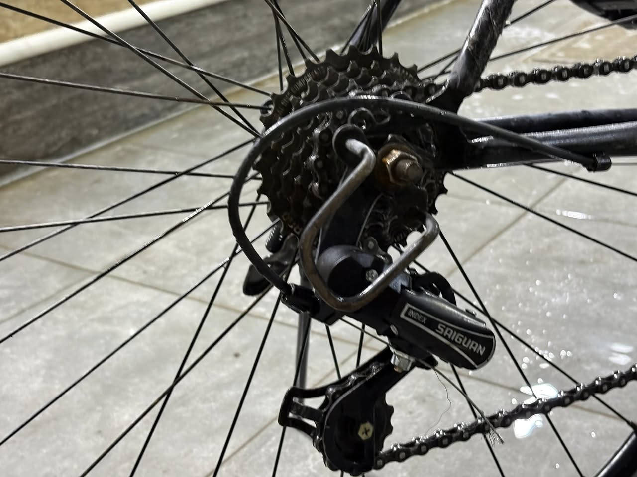 السلام عليكم خواتي رمضان كريم عليكم
700 حجم 28 قياس M فريم 50 
ماركة سكوديريا فيراري (SCUDERIA FERRARI) 
غني عن التعريف صينع ايطالي معدنه فول  
سستم شيمانوا التوس 3/8 بدلات شيمانوا مدي نظافة شوفت عينك  وعل وضع الشركة بلاديسعرهاا80 الف وبي مجال اخواني العنوان  بغداد
البلديات***********
