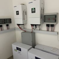 طاقة شمسية • تركيب ألواح • بطاريات وإنفرترات