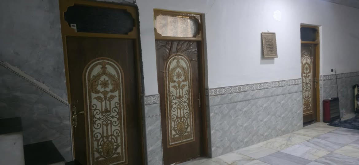 السلام عليكم بيت للبيع طابو زراعي سند ٢٥ نجف عمود 130 طريق ياحسين  مساحه 220م يحتوي على 3 غرف نوم + صاله - ومطبخ - واستقبال
  للتواصل : ***********
