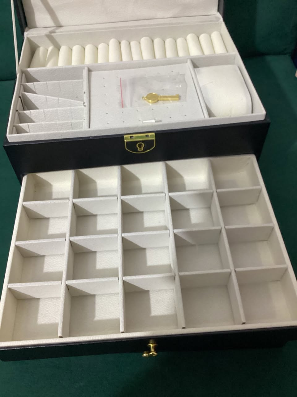 لوكر اكسسوارات بي ثلاث خانات و قفل لون اسود جديد بالباكيت بي جرارين و صندوق تقسيماته كلش حلوة وقوي وعملي سعرة 15 الف و توصيل الفين داخل المحمودية


**إذا كنت صاحب هذا الإعلان وتريد حذفه لأي سبب، رجاءا أرسل رسالة إلى الدعم الفني**