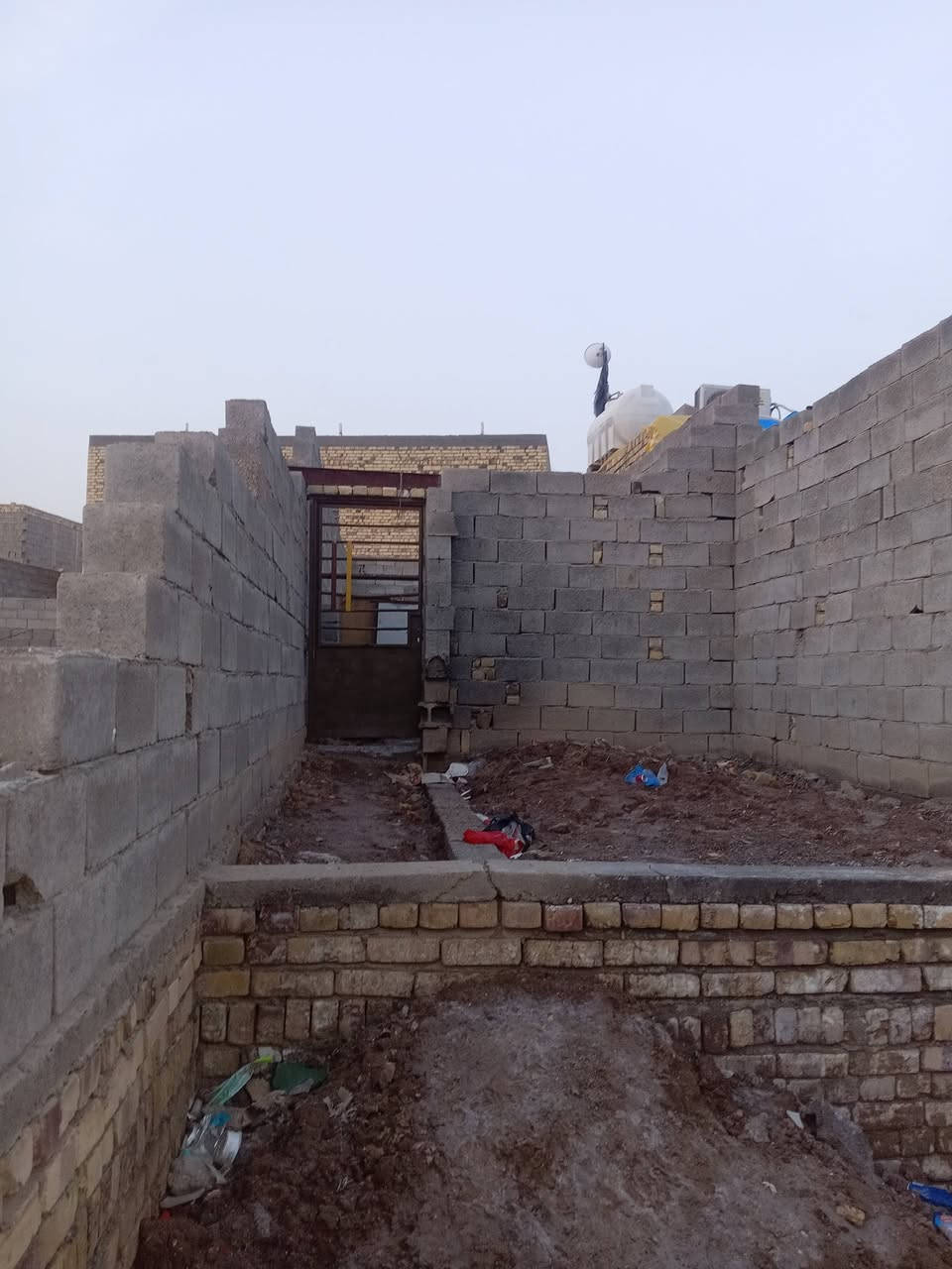 بيت للبيع زراعي 
العنوان دور النفط طابو زراعي سند ٢٥ .

المساحة ٨٠ متر 

الوجة ٤

النزال ٢٠

بايكار واصل للعكادة

وبية ٥ شيلمانات مال غرفة + بلوك اضافي 

بية غرفة وصاله وديوانيه ومطبخ حار بارد ومنور وحمام وتواليت وساحة صغيرة ومثل ما اشوف بالصور

التبليط والمجاري والكهرباء بظهر البيت يعني واصله ان شاء الله 

 السعر ١٤ مليون وبيه مجال 

للاستفسار / ***********
