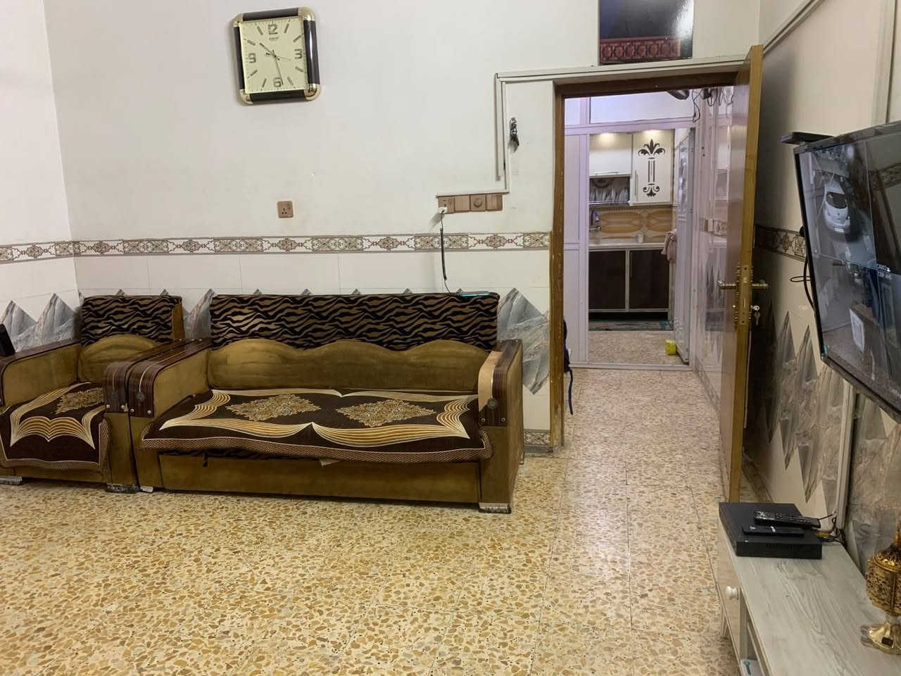 بيت للبيع 50 متر واجهه 4.5 نزال 10.5 + الطابق الاول يحتوي على استقبال ومطبخ وصحيات داخليه و خارجيه وحولي صغير +الطابق الثاني يحتوي على غرفتين فقط وبيتونه وسطح اشتايكر الموقع/ الخطيب الزراعي اول فرع الي يطلعك على الهياكل فرع سعد ابو التنكر السعر 90 وبي مجال قليل
رقم الهاتف/ ***********بي واتساب
