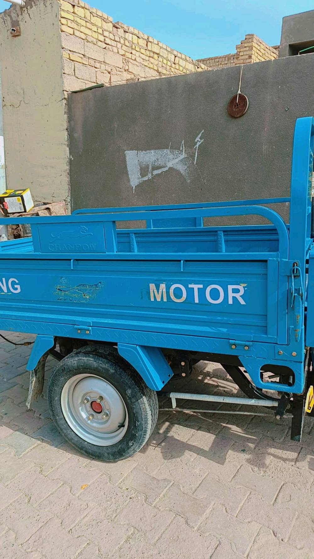 التكتك هذا لون أزرق ونظيف مع مساحة تحميل واسعة، مثالي لنقل البضائع داخل المدينة. صيانته جيدة ويحتوي على أربعة عجلات لضمان استقرار وقيادة ممتازة.