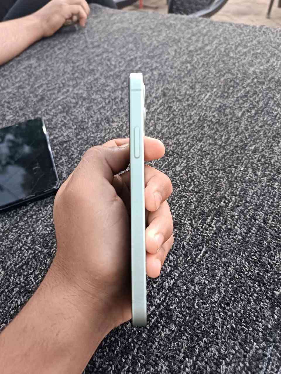 ايفون 12 عادي 
شاصي نظيف مثل ما موضح بالصور 
بطارية 97 مرفوعه 🔋 
شاشة ما مبدل مال موبايل الأصلية 
كاميرا نظيفة كلشي مابيها 
سعر : 300 
او مراوس دزلي شعندك 
تواصل خاص .


**إذا كنت صاحب هذا الإعلان وتريد حذفه لأي سبب، رجاءا أرسل رسالة إلى الدعم الفني**