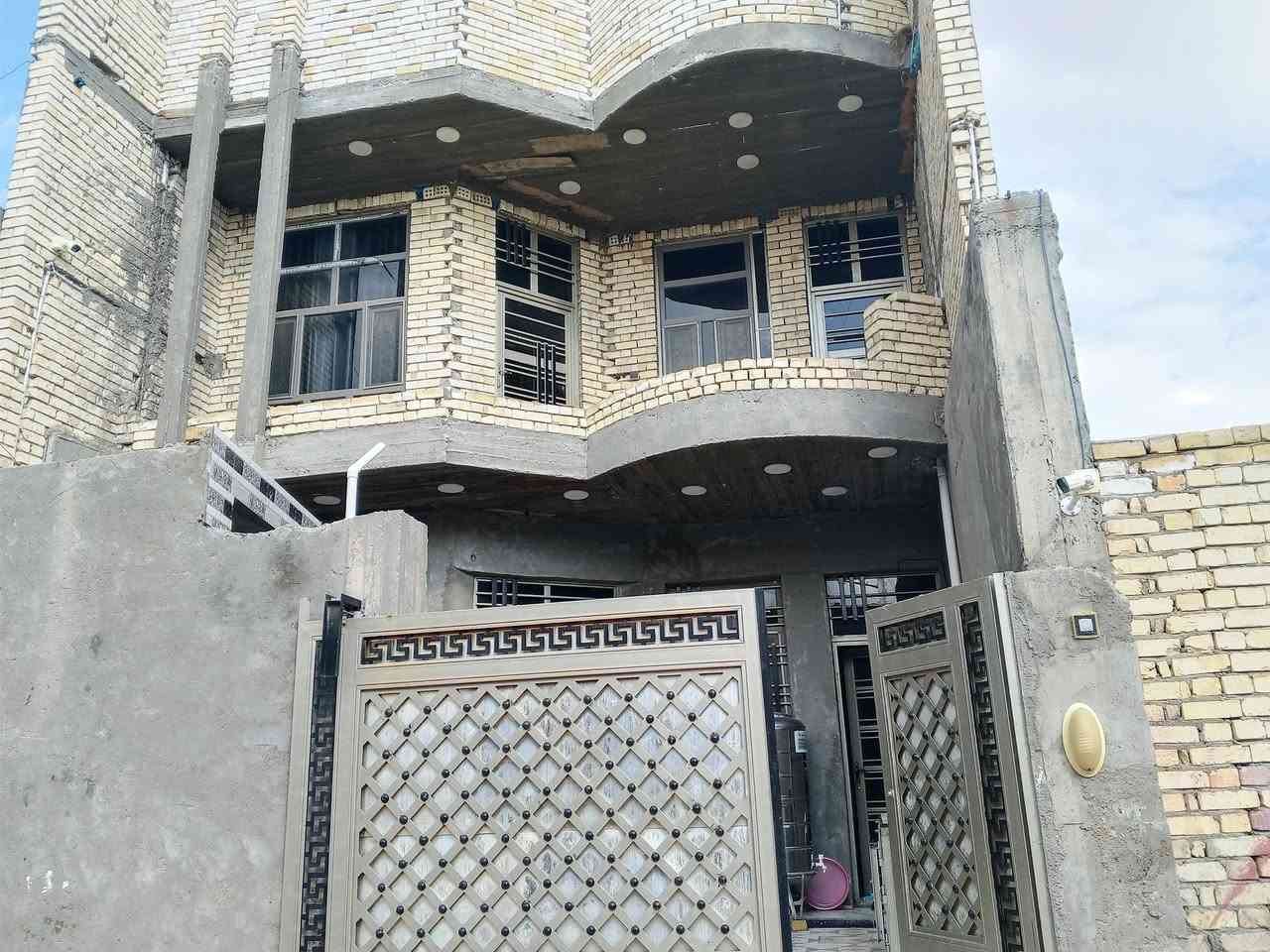 السلام عليكم ورحمة الله وبركاته
بسم الله الرحمن الرحيم 
مشتمل بناء طابوق درجه اولى 150 للبيع طابقين ثلاث غرف واستقبال ومطبخ وصالتين وحمامات اثنين السقف نقوش مغربيه والارضيه بورسلين بس الواجهيه يرادله لبخ 
خلف جامع فاطمه الماع بجر السعر 120 وبي مجال
مكتب عقار ابو ضياء مقابيل سيطرة كريم عفتان
***********
