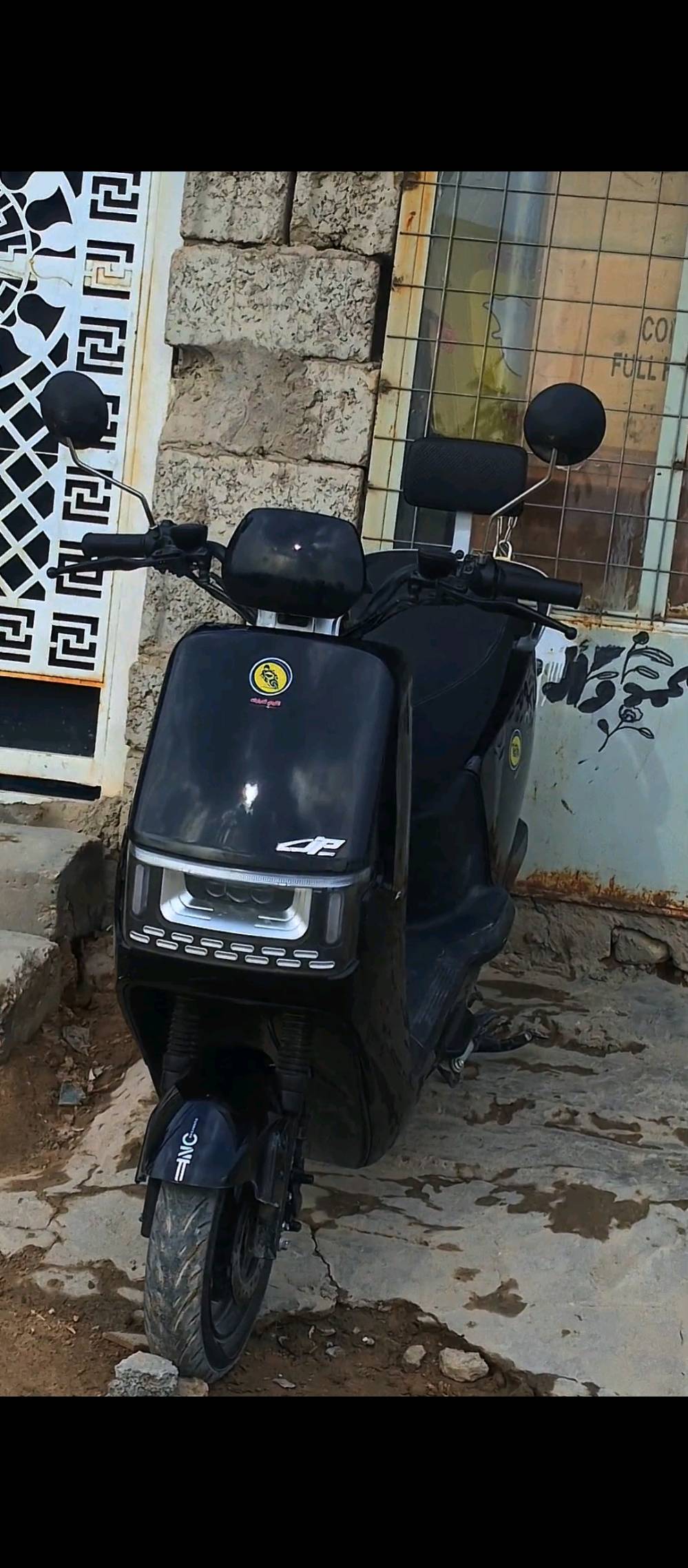 الدراجة الكهربائية السوداء الجديدة بحالة ممتازة، تصميم أنيق ومريح للسياق في المدينة وداخل الأحياء. توفر قيادة ممتعة وهادئة، مع نظام إضاءة أمامي عصري لتسهيل القيادة الليلية. مستعملة لفترة قصيرة وبعناية فائقة، لا تحتاج لصيانة فورية.