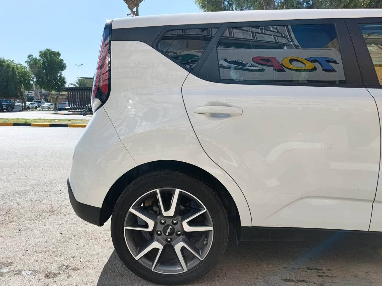 ‏:  2024: KIA: SOUL EX
اللون : ابيض صدفي 
سعه المحرك :  2.0 DOHC دوش
المسافه المقطوعه : 8000 mi
----------------------------------
🚘 المواصفات 🚘
وارد امريكي  🇺🇸
بصمه
فتحه
شاشة العدادات ديجيتال
شاشه 
كاميرا
كراسي كهرباء
تدفئة مقاعد اماميه
فرش جلد و مخمل
تحكم سرعه
تحكم مسجل
شاحن وايرلس
ويل 17
نظام عرض الكاميرا
تشغيل عن بعد
حساس تجاوز
تحديد مسرب
‏DRIVE MODE
----------------------------------
⭕️ حادث السياره الجاملغ الامامي اليسار تبديل الاصلي  نفس  اللون  / و الدعاميه الاماميه تبديل اصلي نفس اللون
جميع الايرباكات: سليمه

----------------------------------
💲 السعر على الخاص 💲
----------------------------------
☎️ للاستفسار  يرجى الاتصال على الرقم التالي☎️
⬇️                            ⬇️                           
‏***********– Whatsapp 
📍 العراق - بابل  -الحله - شارع 40 حلة, بابل
