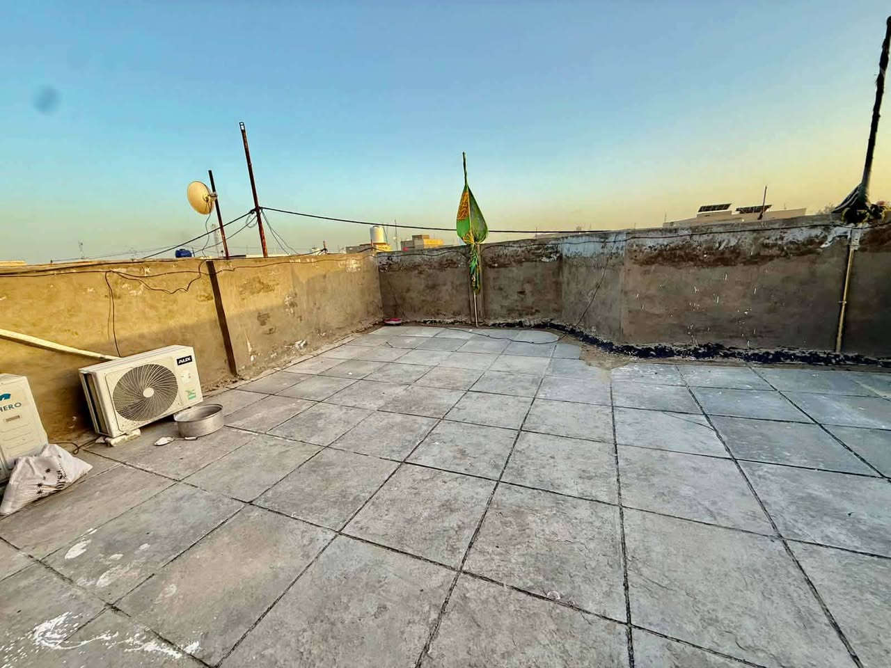 بيت150متر طابقين  بسعر 76وقابل للتفاوض

#يعلن_مكتب_ألسنتر_بملحق قرية الغدير بشارع 7سنتر

#__مساحه_لبيت_150متر_مربع  كامل معايزه شيء بناء حديث درجه اوله
عنوان البيت) مقابل ملحق قرية الغدير عمود 324
#بيت_طابو_زراعي_سند25

بناء حديث
غير مسكون
بناء ممتاز جدا 

تفاصيل لبيت طابقين لطابق الاول يحتوي عله غرفه عدد 2+ستقبال+مطبخ+صاله+صحيات داخليه وخارجية+كراج+منور((((((لطابق الثاني يحتوي عله غرفه عدد2+صاله+سطح+صحيات 

***********وتساب النجف, العراق
