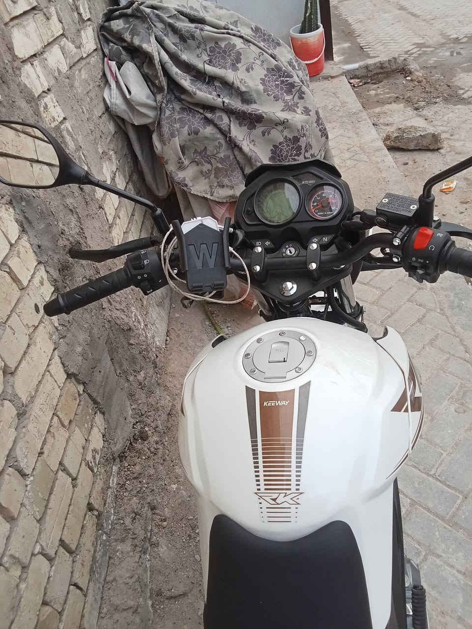 سلام عليكم 
درجة ار كي موديل 2050 زيرو ماشيه 800 بس صار عشره أيام من شتريته دراجة اي نقص ما بيه
عنوان بغداد مدينة الصدر 
رقم *********** 
***********
متوفر على جميع توصل اجتماعي
