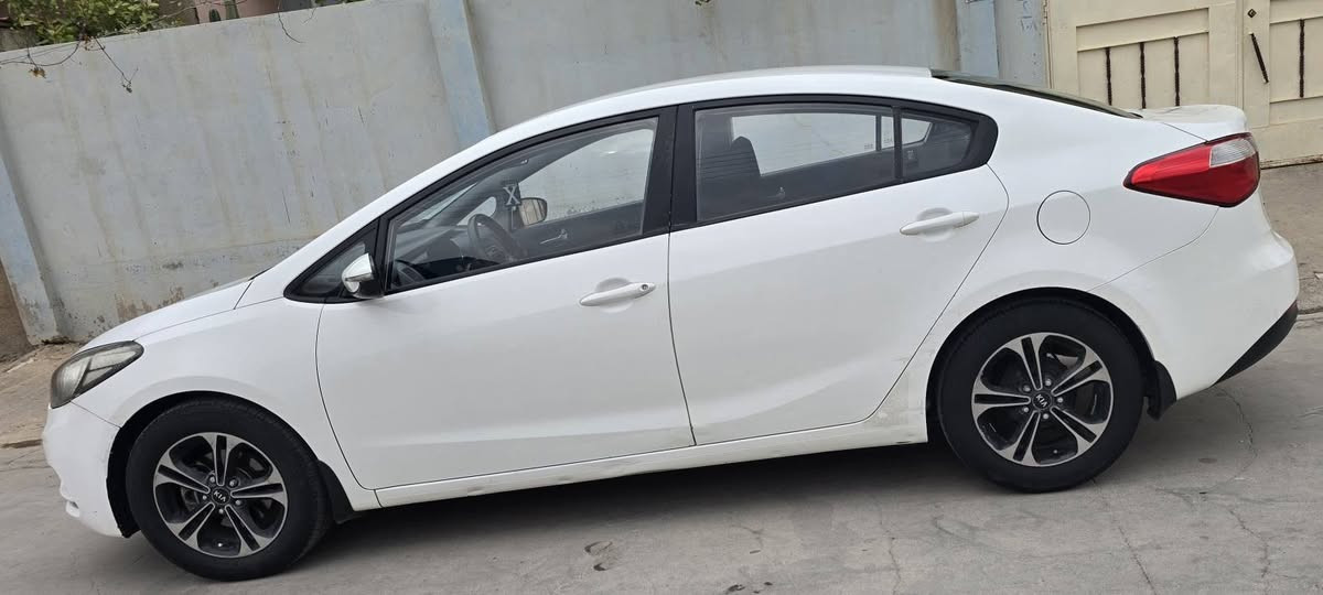 كيا سيراتو  خليجي ٢٠١٤ نص البونيد وشبرين جاملغ السكن صبغ بدون دواخل وبدون ارباك بشرط كير ومحرك بشرط مامفتوح وباردين اصغار بيها ١٠سم ب١٠سم السنوية جديدل٢٨ وبطاقة البنزين بيها سعر ١٠٧ وبي مجال ان شاء الله ***********
