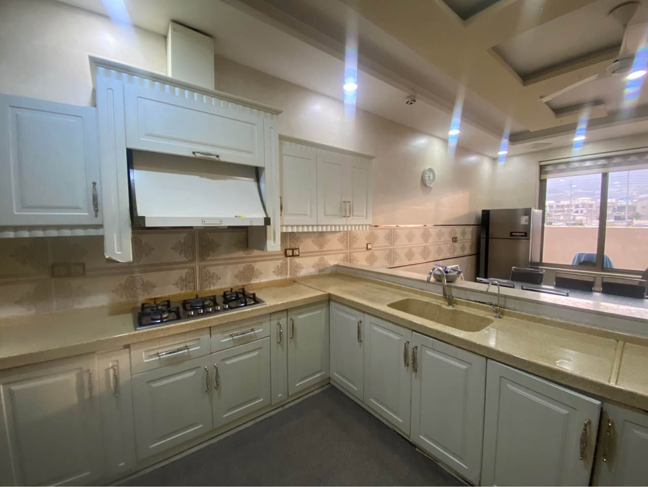 تخم كونتر خشبي اصلي mdf حيل نضيف سعر٤٠٠ دولار عنوان دهوك بروشك رقم *********** دهوك, العراق
