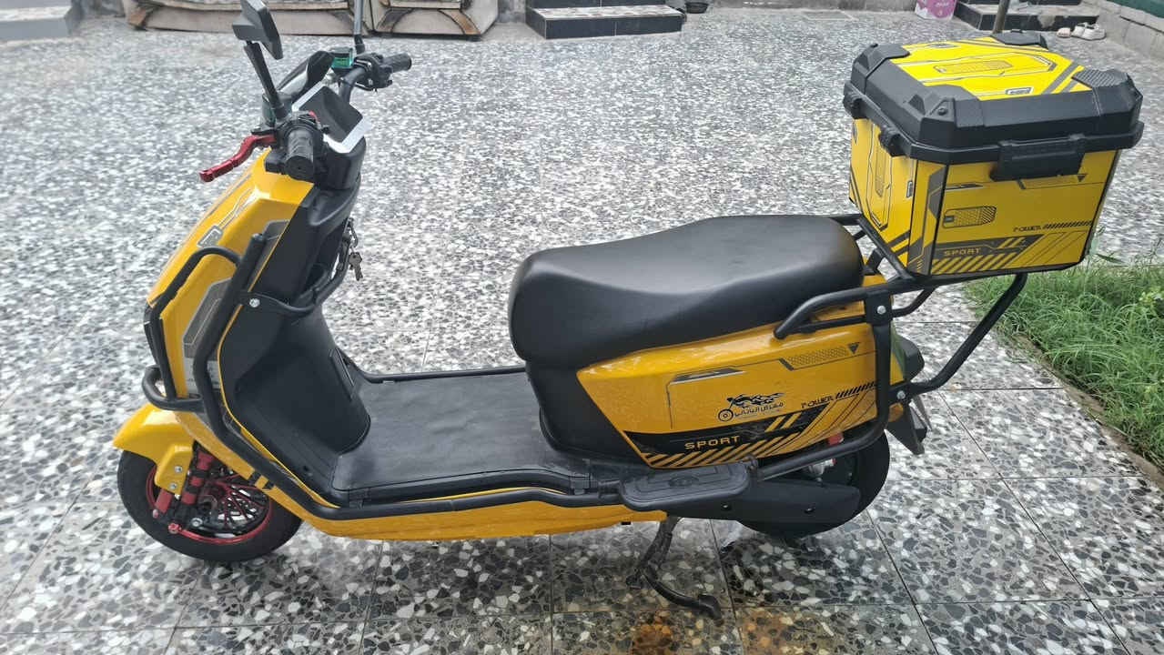 تشغيل على تطبيق الهاتف
مثبت سرعة
رجوع خلفي(بك)
إشارة رباعية
ام بي ثري
بطارية عدد ستة 32 امبير 
صندوك حجم كبير 62 لتر 
محرك نحاس 2000 واط
بريكات امامي وخلفي دسك رياضي 
درع حديد على داير الدراجة
سرعة الدراجة 140
سعرة الدراجة قفل 800 الف
سعر الجديدة تقريبا مليون و 200
فقط الشراي يتصل اول يراسل واتساب
*********** 
بكاني البصره الشعيبة
