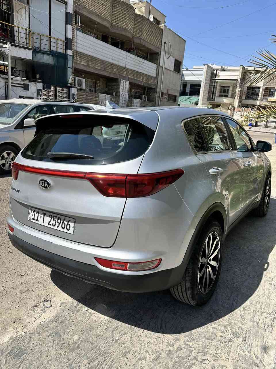 السلام عليكم 
كيا سبورتج 2018 كلين 
مكينة GDi 2400
دفع رباعي 
ماشية 75 الف ميل
وباقي التفاصيل موضحة بالصور 
السعر المطلب 150$
للاستفسار *********** 
مكان السيارة بغداد
