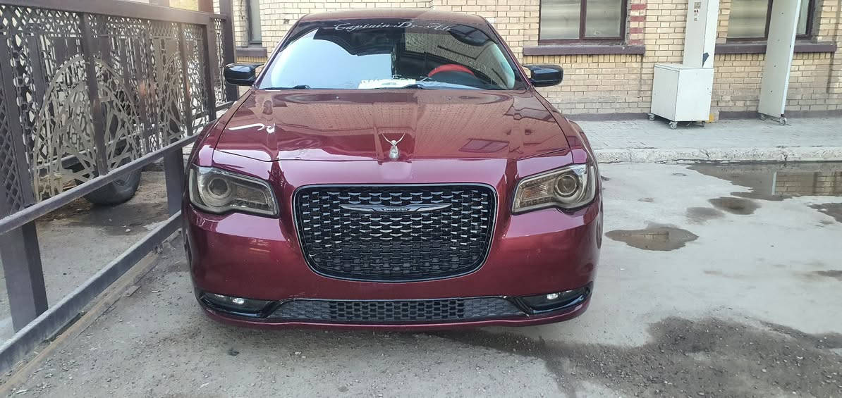 🚗  بسبب المواعيد الكاذبة 
بسبب المواعيد الكاذبة 
♧♧  بيع 
السلام عليكم  
للبيع : كلايسر C300 (أوباما)  فتحة كاملة قطعتين 
وارد  امريكي  بحالة ممتازة والاستعمال شخصي.
📅 الموديل: 2019  
🏷 مرمزة: 2020   
📄 التسجيل: بعدها ما مرقم تترقم اي محافظة تريدها 
🎨 اللون: كرزي  
✨ المواصفات:
- السيارة تو ويل بلادي  
- دواخل جلد نظيفة جدًا  
- كراسي أمامية كهرباء  
- كراسي ميموري (حفظ وضعيات)  
- تدفئة وتبريد للكراسي الأمامية  
- تدفئة وتبريد للكراسي الخلفية  
- ستيرن كهربائي مع تحكمات + تدفئة وتبريد 
- مرايا قلابات  
- لايتات زينون عالي وناصي شادلها عدسات زنون ب 400 دولار 
_ بيها عدسات عين الشيطان لون احمر 
- كامرة تسجيل إيزدوم أمامي وخلفي 360 درجة 
✅ السيارة حادثها مثل ما موضح بالصورة 
✅ صور أمريكا موجودة بالمنشور  
✅ استعمال شخصي، ما مشتغلة خط نهائي  
✅ أنا مستوردها  بدون ايرباك 
بصمة تشغيل وبصمة ابواب وجنطة 
تبريد قطعتين 
ويل قياس 20 بلادي 
تايرات بالباكيت 
باتري جديد بالباكيت 
دوشمة كاملة وشغل درجة أولى 
عليها ادامة كاملة من كلشي 
محرك 6 سلندر 3600 
بيها لدات بالدعامية الامامية والخلفية لد نشرة 
التايرات تو سايزز 
الأمامي 245/45/20
الخلفي 275/40/20
الداخل اسوود جلد والسقف بيجي 
ثلاجة امامية وتبريدها ثلج 
شاشة كار بلي بلادي 
نقصها حداديتها الامامية اشوية مستحقة 

💰 السعر: 160 قابل للتفاوض  
📍 المكان: بغداد / الدورة   
📞 رقم الهاتف: ***********
