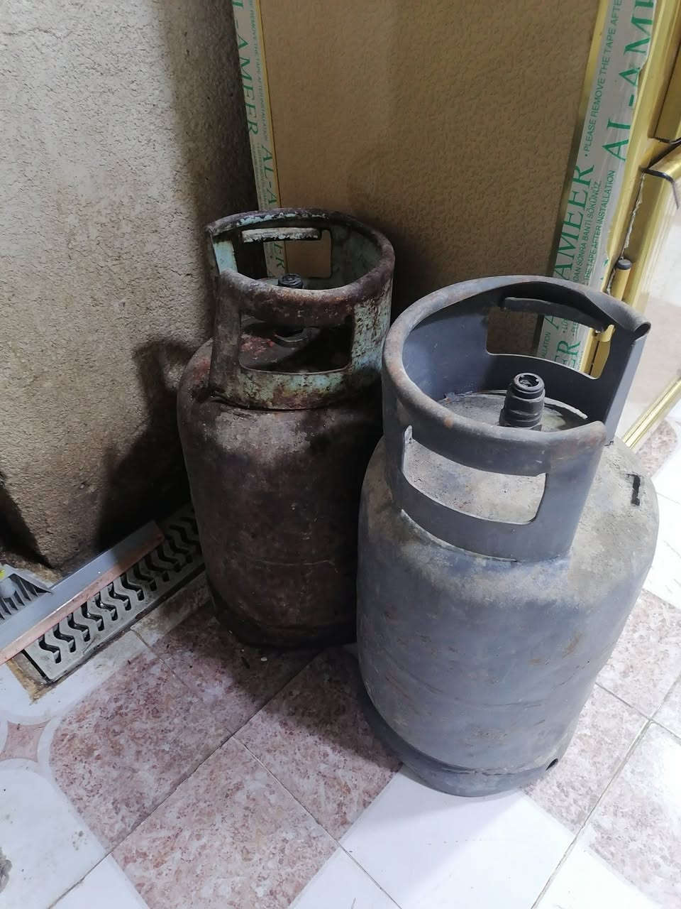 غراض بيت للبيع الشراي يتصل *********** كاونتر تسكام نضيف حيل ١٧٥وبي مجال ٣قطع
تخم ديوان ٩نفرات اخو الجديد تسكام ب٣٠٠
غساله ١٦كيلو هيتاشي ب٧٥
ميز شاشه ملكي ب٧٥
ميز تواليت ابو المرايه سلايت جديد٧٥
ميز طعام مع ٦كراسي و٣طبلات٨٥ بلاستك ب٨٥ شرط جدد
صوبا نفطيه جديده ٤٠
اوفن ب٦٥ 
ماطور مي ٣٠
قناني غاز ب١٠٠قفل بدون عمله
