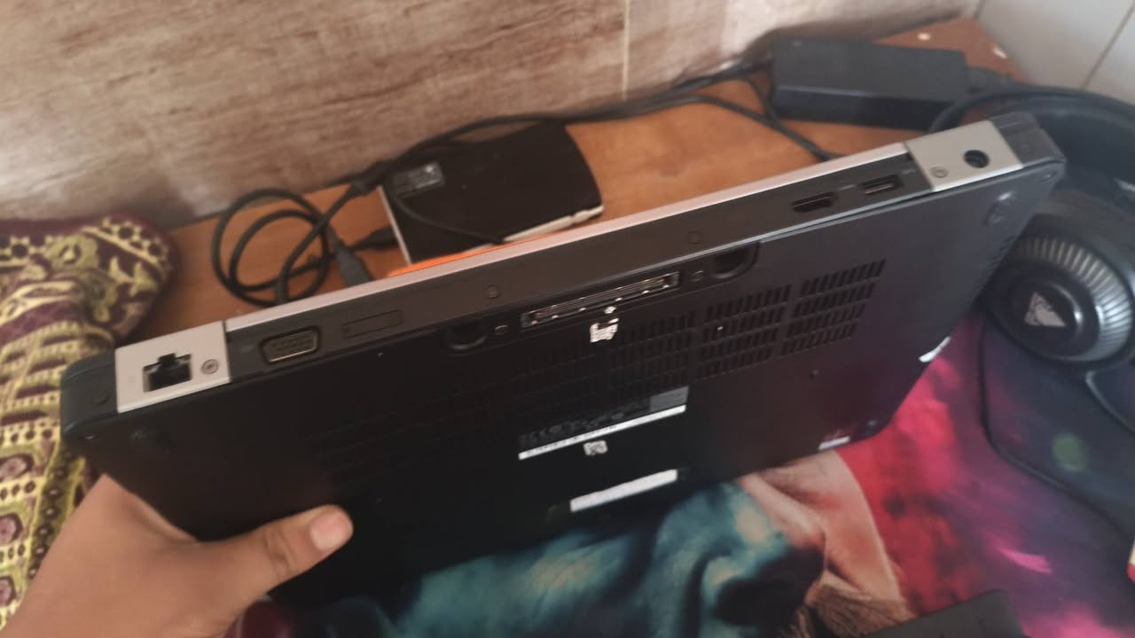 جهاز متين وقوي مناسب للأعمال والالعاب المتوسطة والبرامج الهندسية 
المواصفات:
المعالج: Intel Core i7-6600U (جيل سادس فئة قوية).
الذاكرة (RAM): سعة 8GB (تضمن سرعة في فتح المتصفحات والتطبيقات).
الهارد (SSD): سعة 256GB (تشغيل النظام والبرامج بلمح البصر).
كرت الشاشة (GPU): كرت بسعة 2GB (يساعد في تشغيل بعض الألعاب وبرامج التصميم).
الشاشة: 14 بوصة بوضوح عالي
الجهاز بحاله ممتازه (نظيف جدا) ومفحوص بالكامل حالة البطارية ممتازه 
تصميم نحيف وخفيف الوزن وسهل التنقل
كيبورد سهل الطباعه بس مشكلته ما معرب 

السعر المطلوب: 370 قابل للتفاوض 

جهاز قوي بهاي الفئه السعريه اني عن نفسي مجرب بي العاب مثل ماينكرافت (60)فريم ثابت 
motor town (30) 
دارك هورس (45) ثابت
 يعني بأختصار مقبول للالعاب
 بس كاستخدام للعمل أو دراسه لا كافي ووافي ماتحصل هيج مواصفات بهيج سعر

شاحنة مالته الاصليه موجوده

ويا هدية (كيبورد وماوس RGB)+وماوس باد

تواصل:*********** اتصال

+989304011309 واتساب

ملاحظه: الجهاز مشتريه من إيران چان بي hdd فتحته بدلت ssd m.2 هاذ سبب الفتح
