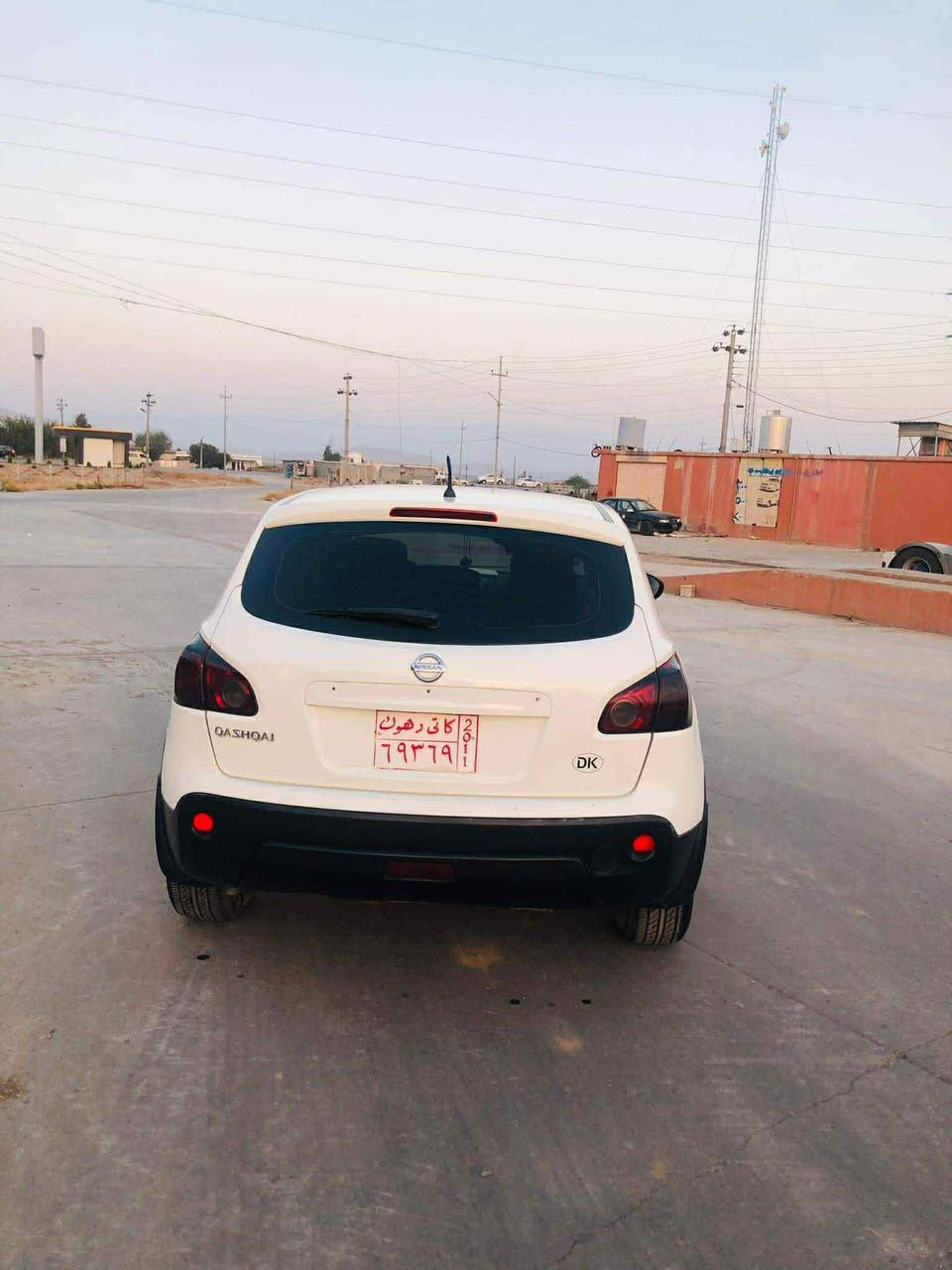 سەرەتا بە ناوی خوای گەورە
نیسان قاشقا ٢٠٠٩ بێ بۆیاخ
سەیارەکە ساخە نە موسە نە بڕاوەیە 
مەنفێسی عەسڵیە و لەسەر ئەو ڕەقەمەیە مەنەفێسەکەی 
گێرعادیە مەکینەو گێڕی بەشەرت 
دوو کوشن هیتەرە ڕۆنی تازە گۆڕاوە 
سەیارەکە هی ماڵە سەیارەی مە عرەز نیە سعری ٥٧$ گەڵاو مە عامەلەیە شوێن شارەزور 
ژ.م(***********)
